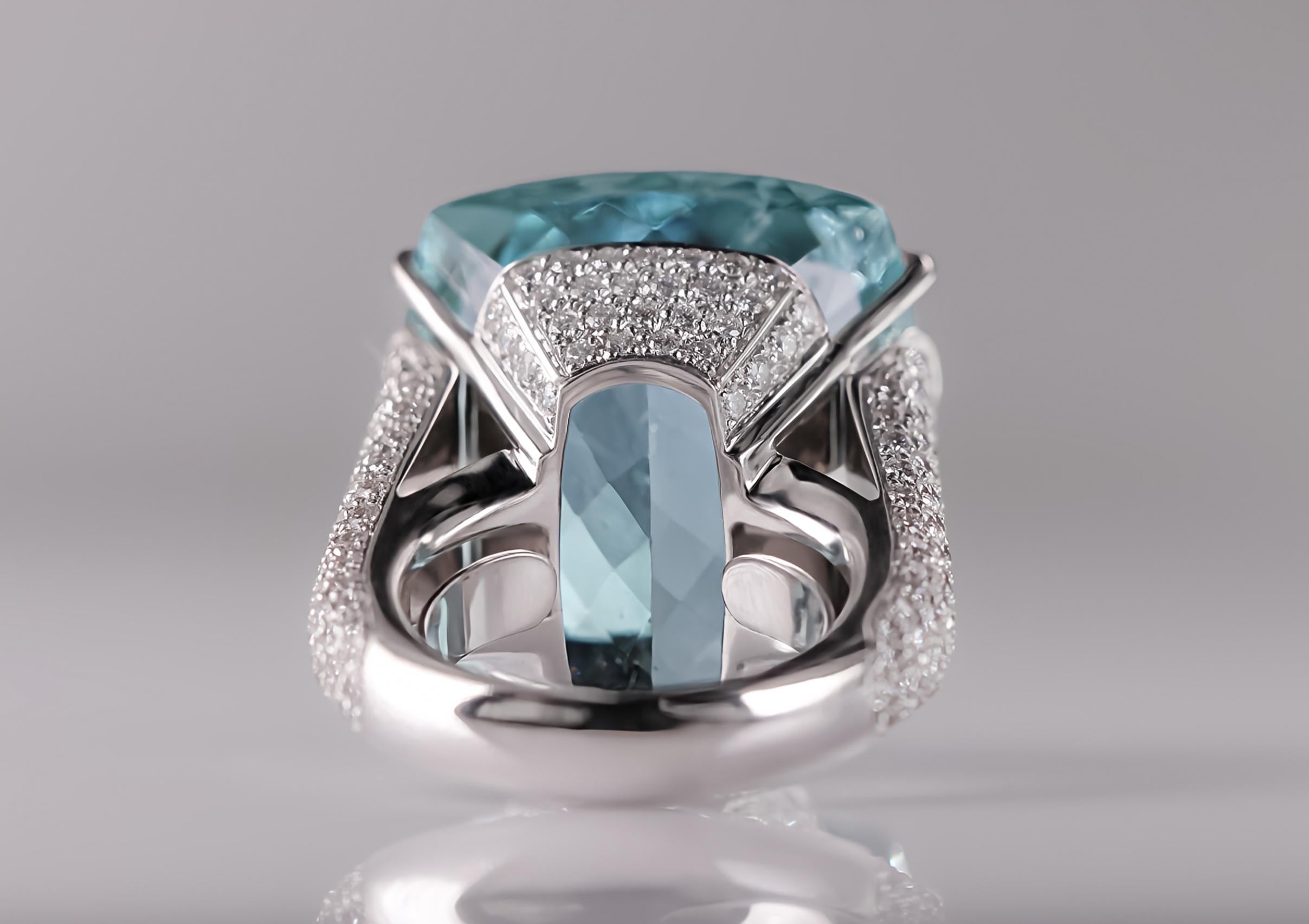 Women's or Men's Breathtaking 18k White Gold Ring with 47.00 Carat Aquamarine and Diamonds For Sale