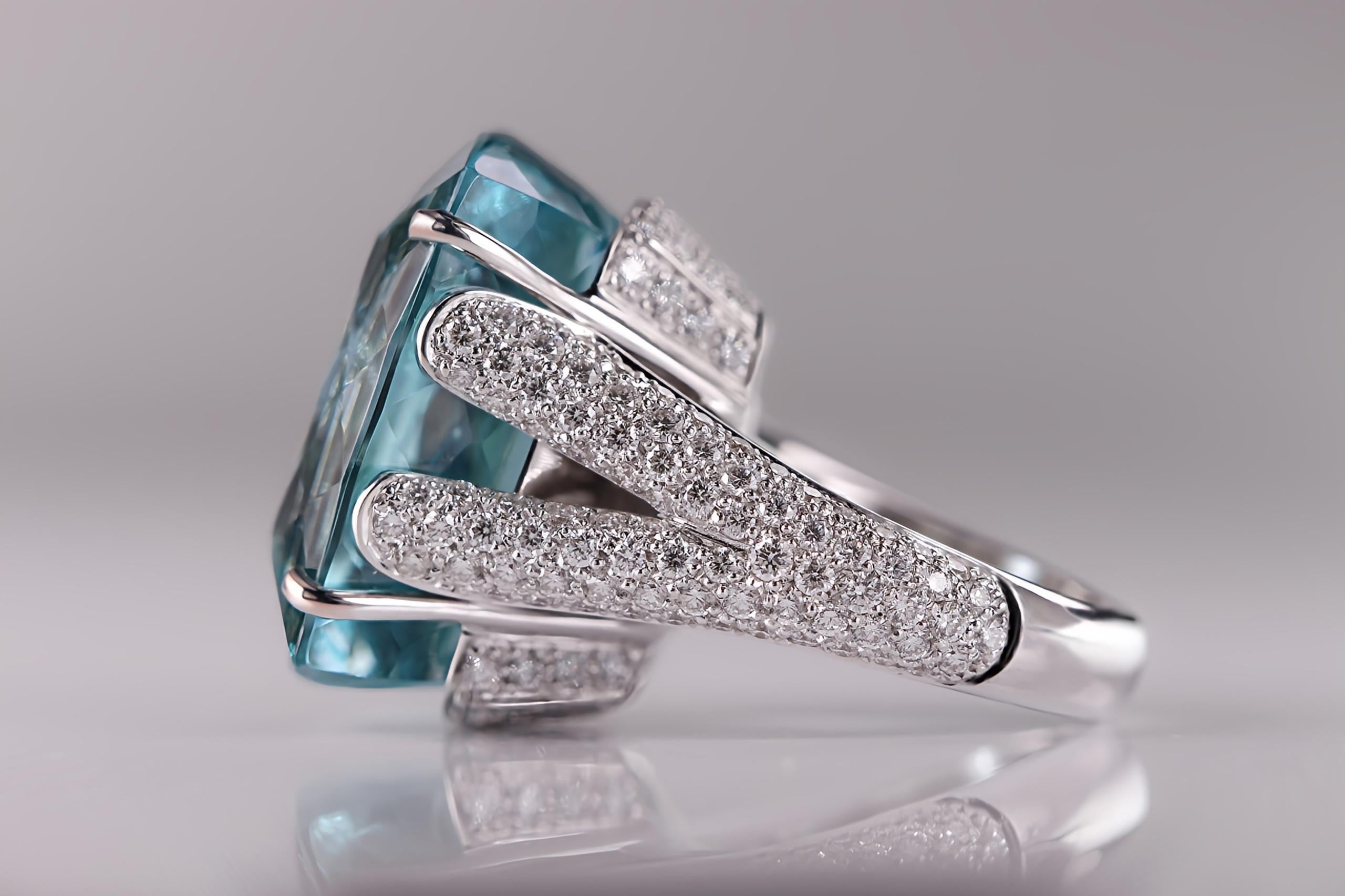 Breathtaking 18k White Gold Ring with 47.00 Carat Aquamarine and Diamonds For Sale 1