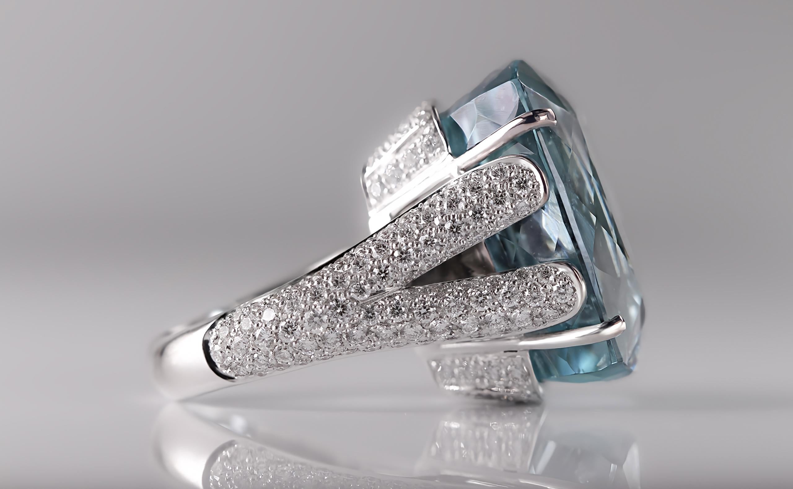 Breathtaking 18k White Gold Ring with 47.00 Carat Aquamarine and Diamonds For Sale 3