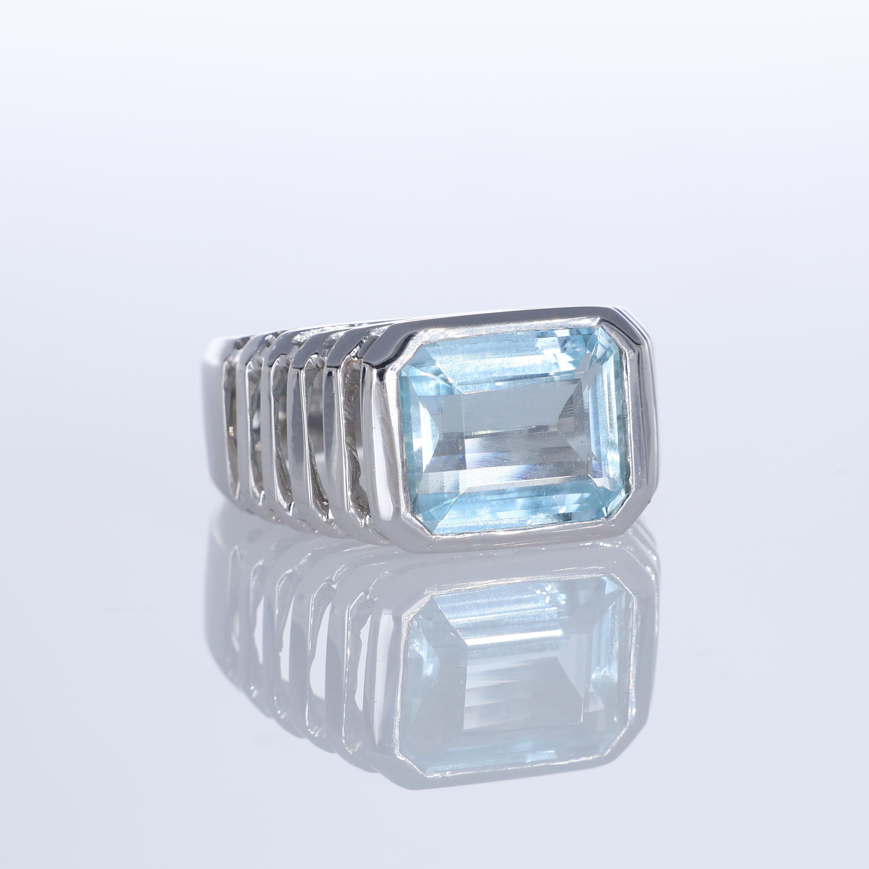 18K White Gold Ring with 4.98-Carat Emerald-Cut Aquamarine In New Condition For Sale In Bergamo, BG