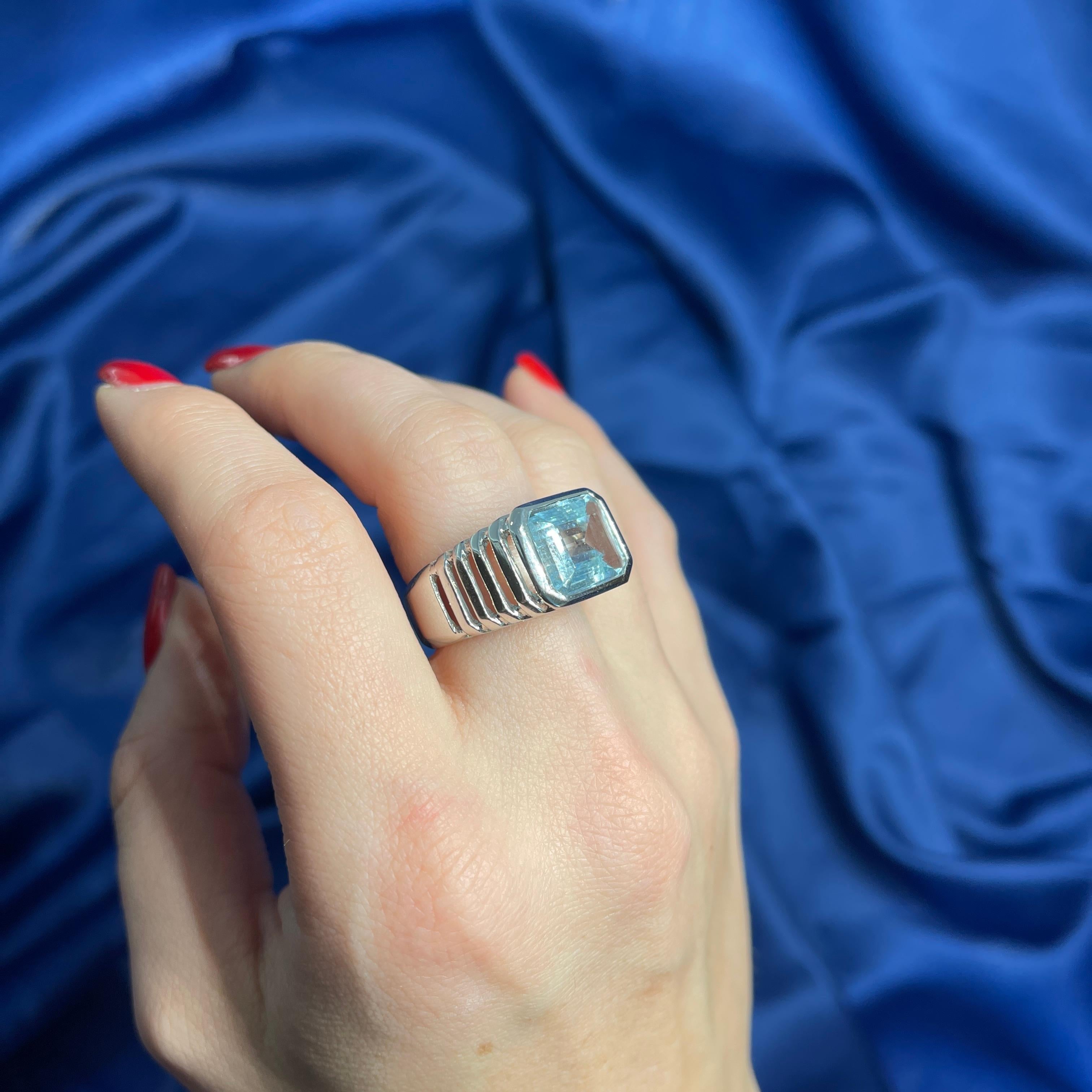 18K White Gold Ring with 4.98-Carat Emerald-Cut Aquamarine For Sale 2