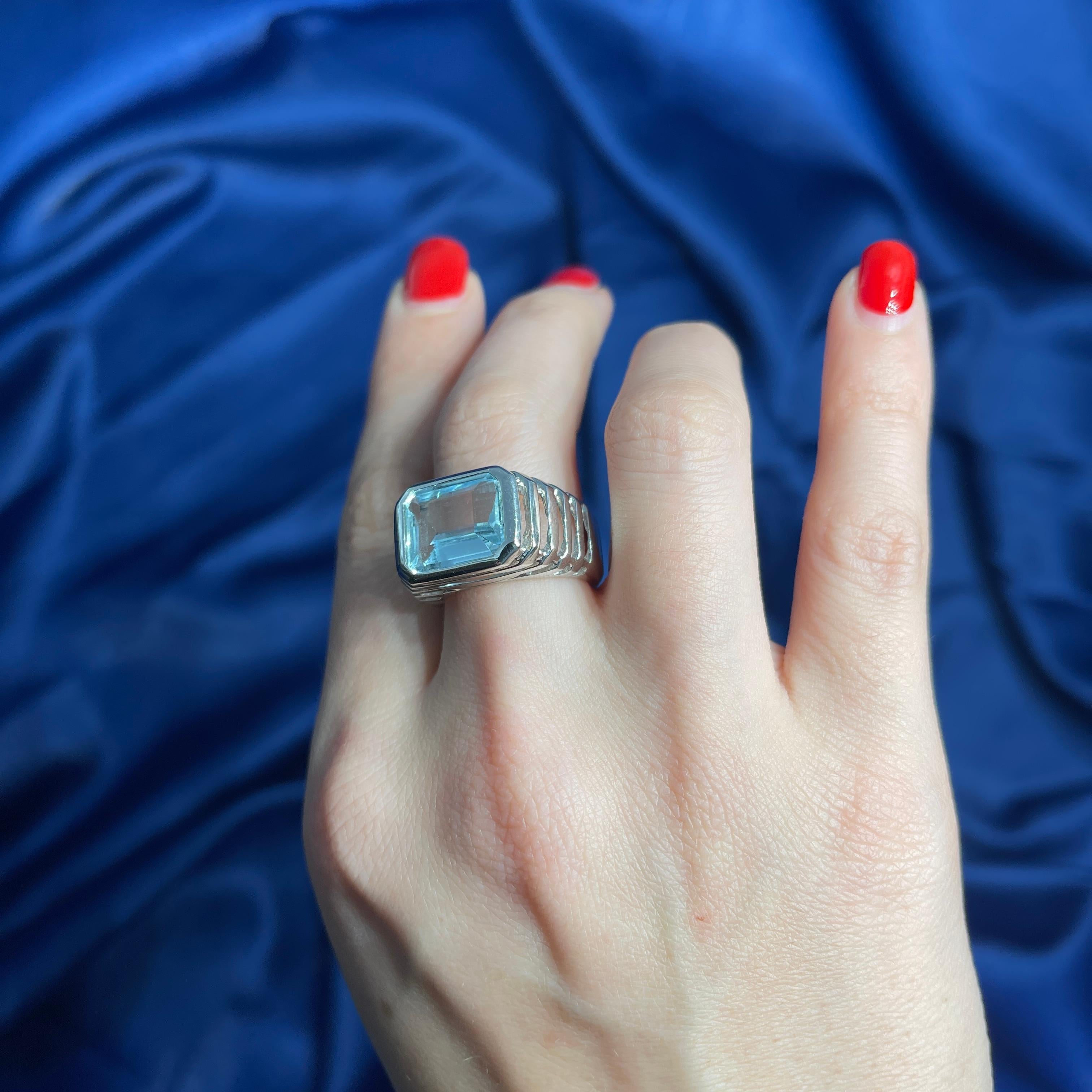 18K White Gold Ring with 4.98-Carat Emerald-Cut Aquamarine For Sale 3