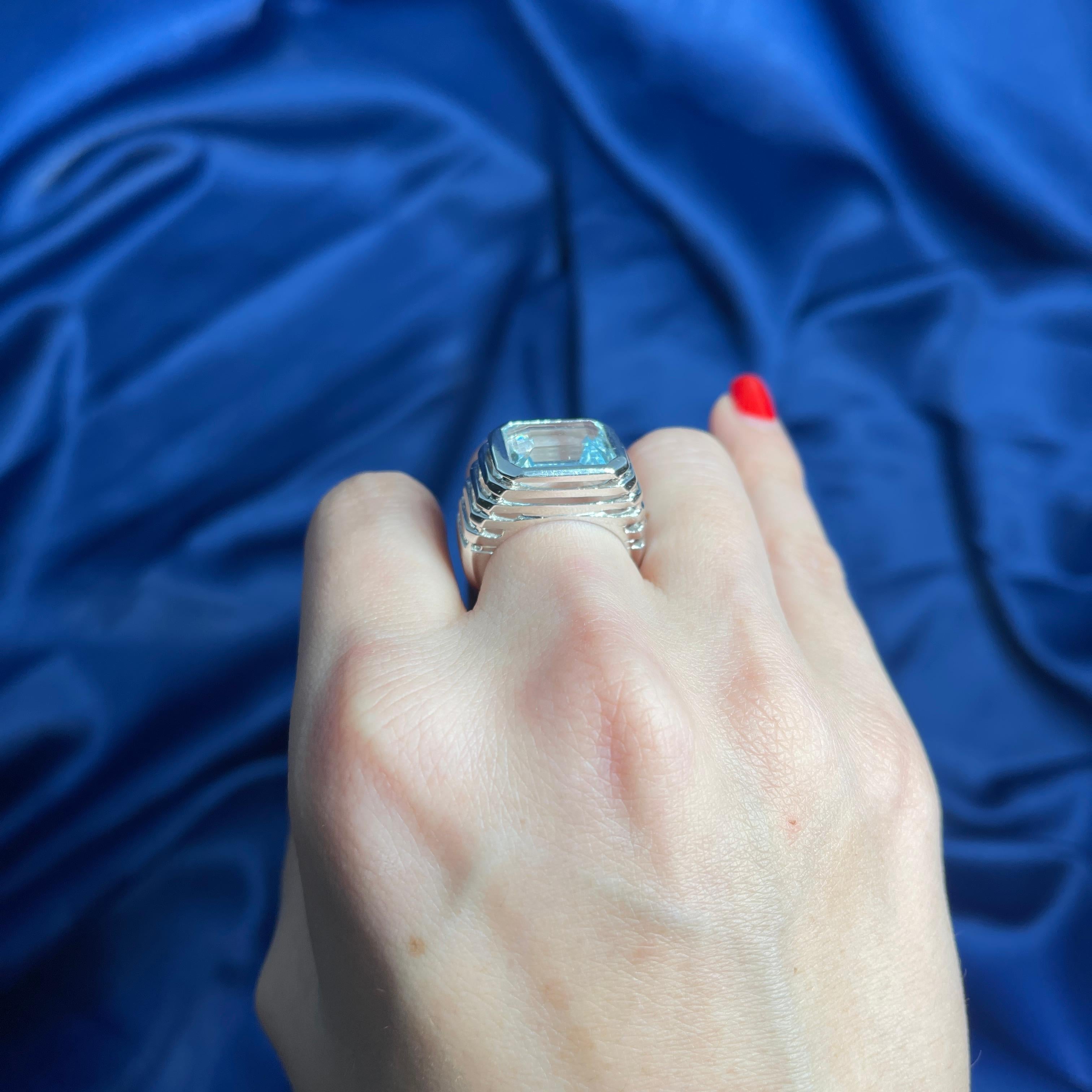 18K White Gold Ring with 4.98-Carat Emerald-Cut Aquamarine For Sale 4