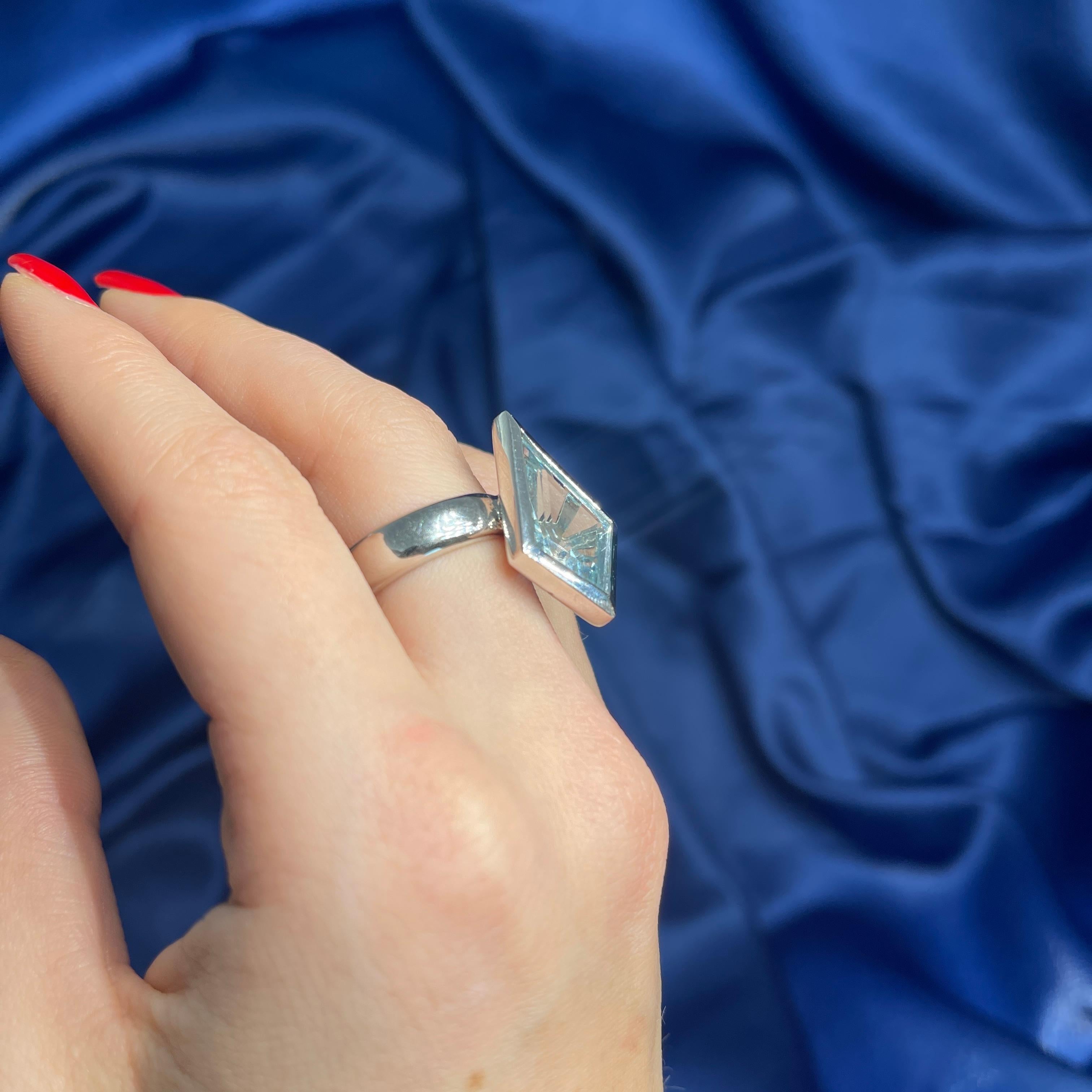 18K White Gold Ring with 7.07-Carat Rhombus-Cut Aquamarine For Sale 5