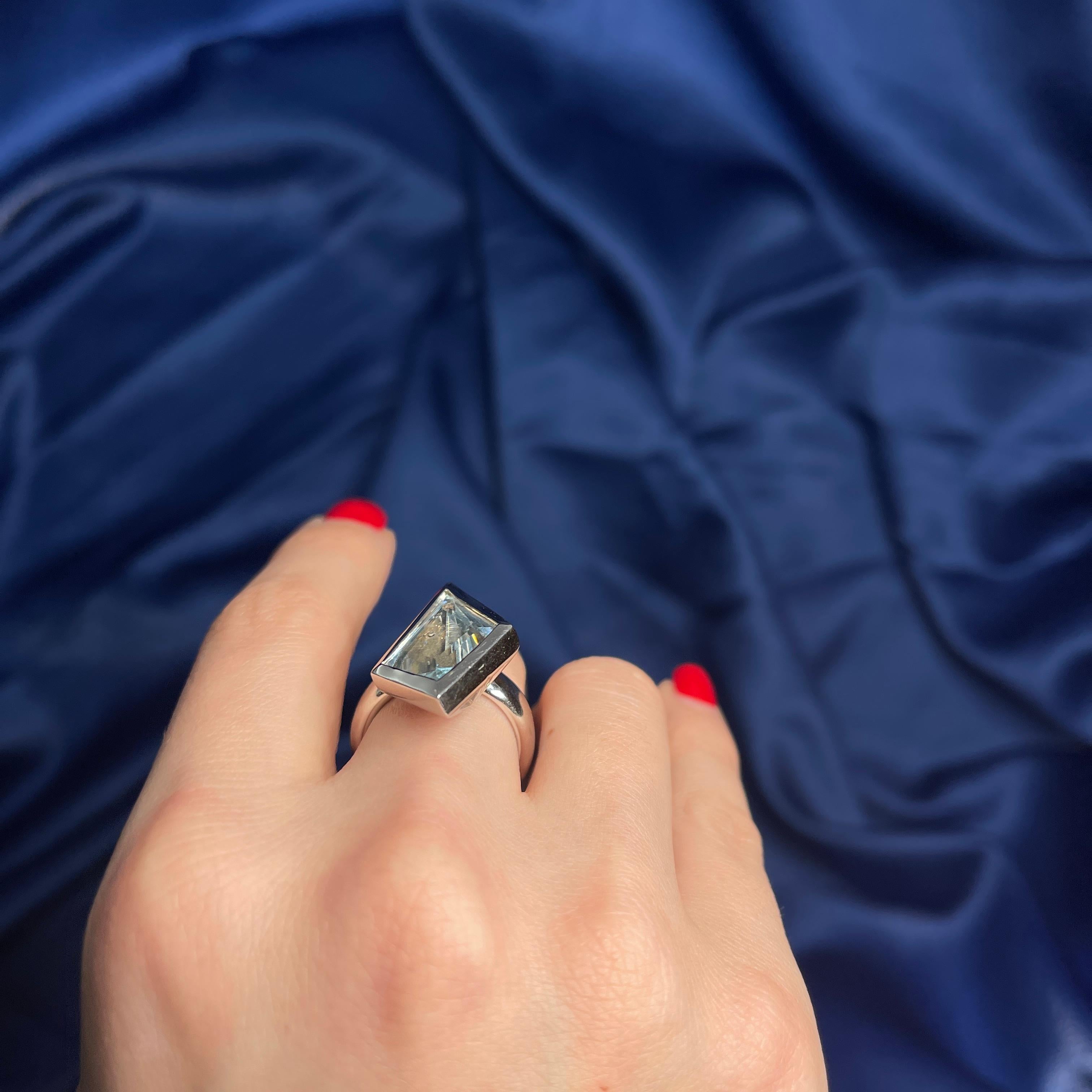18K White Gold Ring with 7.07-Carat Rhombus-Cut Aquamarine For Sale 6