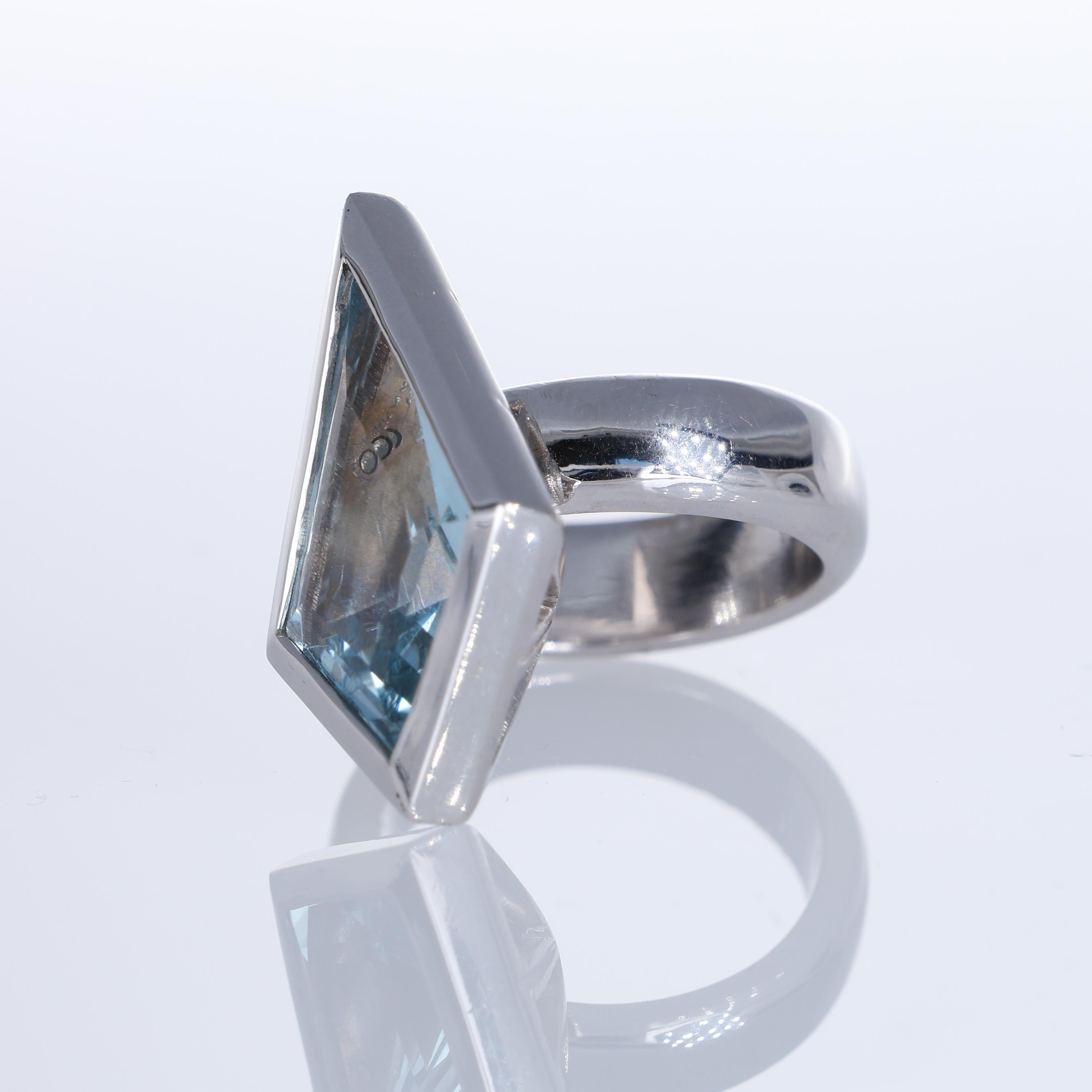 18K White Gold Ring with 7.07-Carat Rhombus-Cut Aquamarine In New Condition For Sale In Bergamo, BG