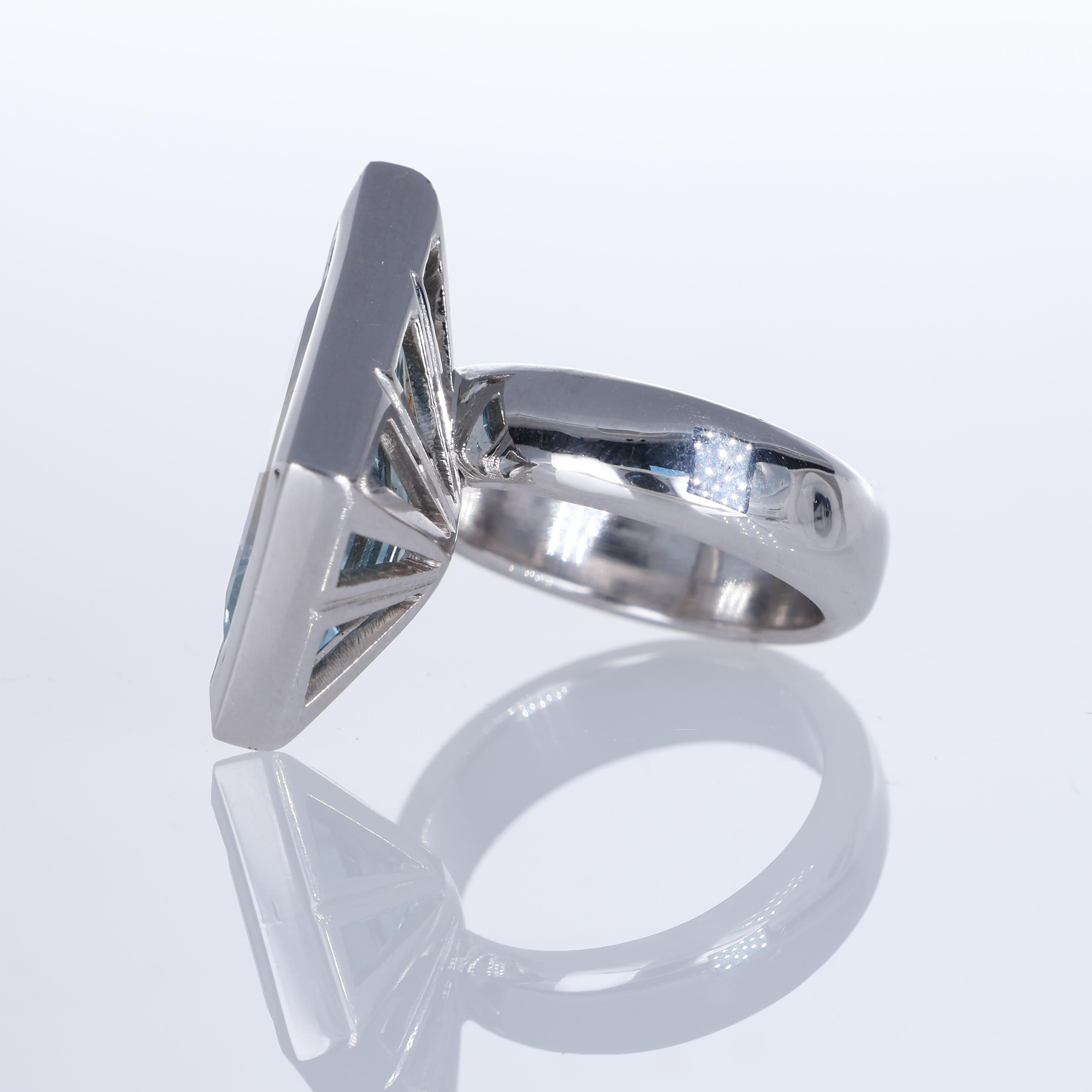Women's or Men's 18K White Gold Ring with 7.07-Carat Rhombus-Cut Aquamarine For Sale