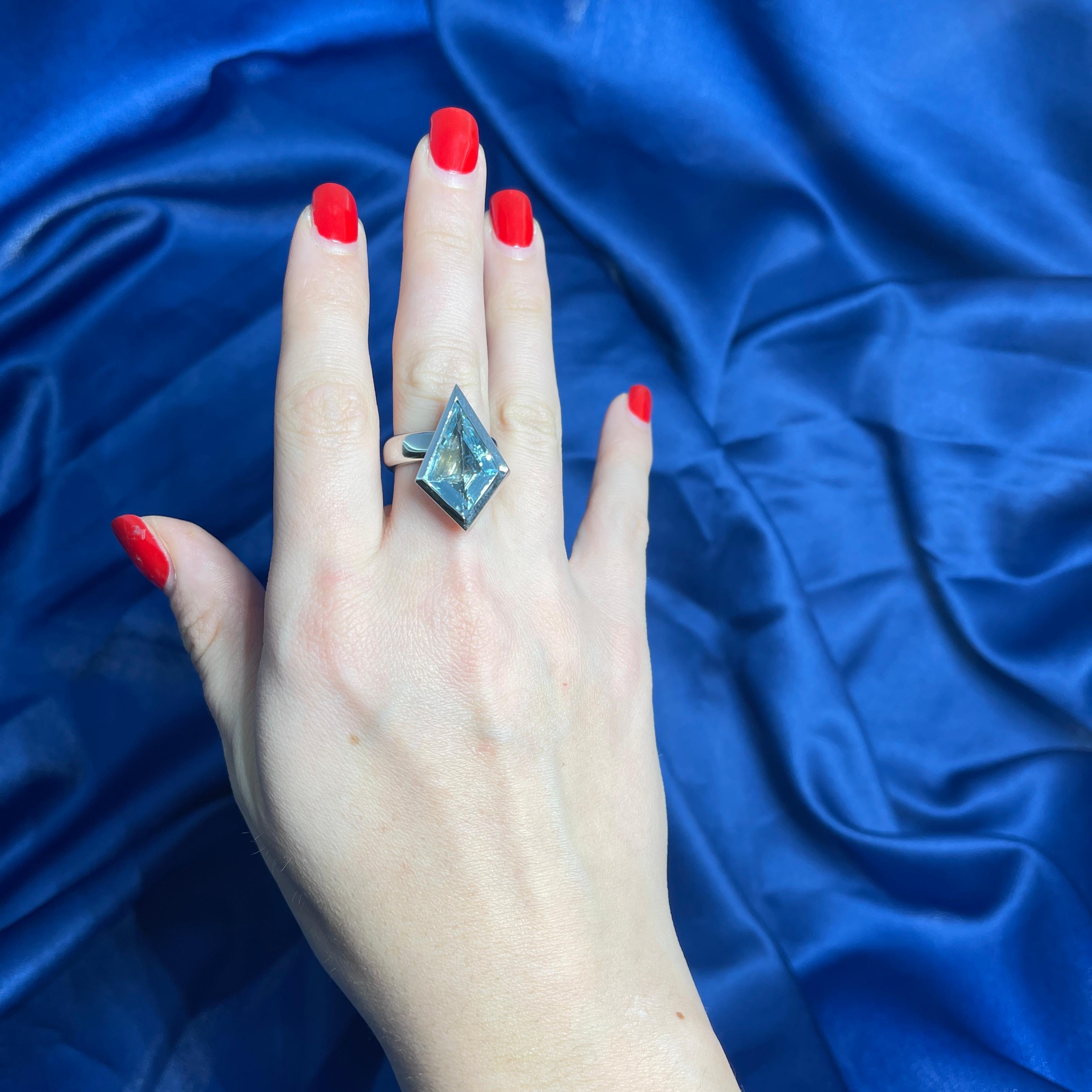 18K White Gold Ring with 7.07-Carat Rhombus-Cut Aquamarine For Sale 2