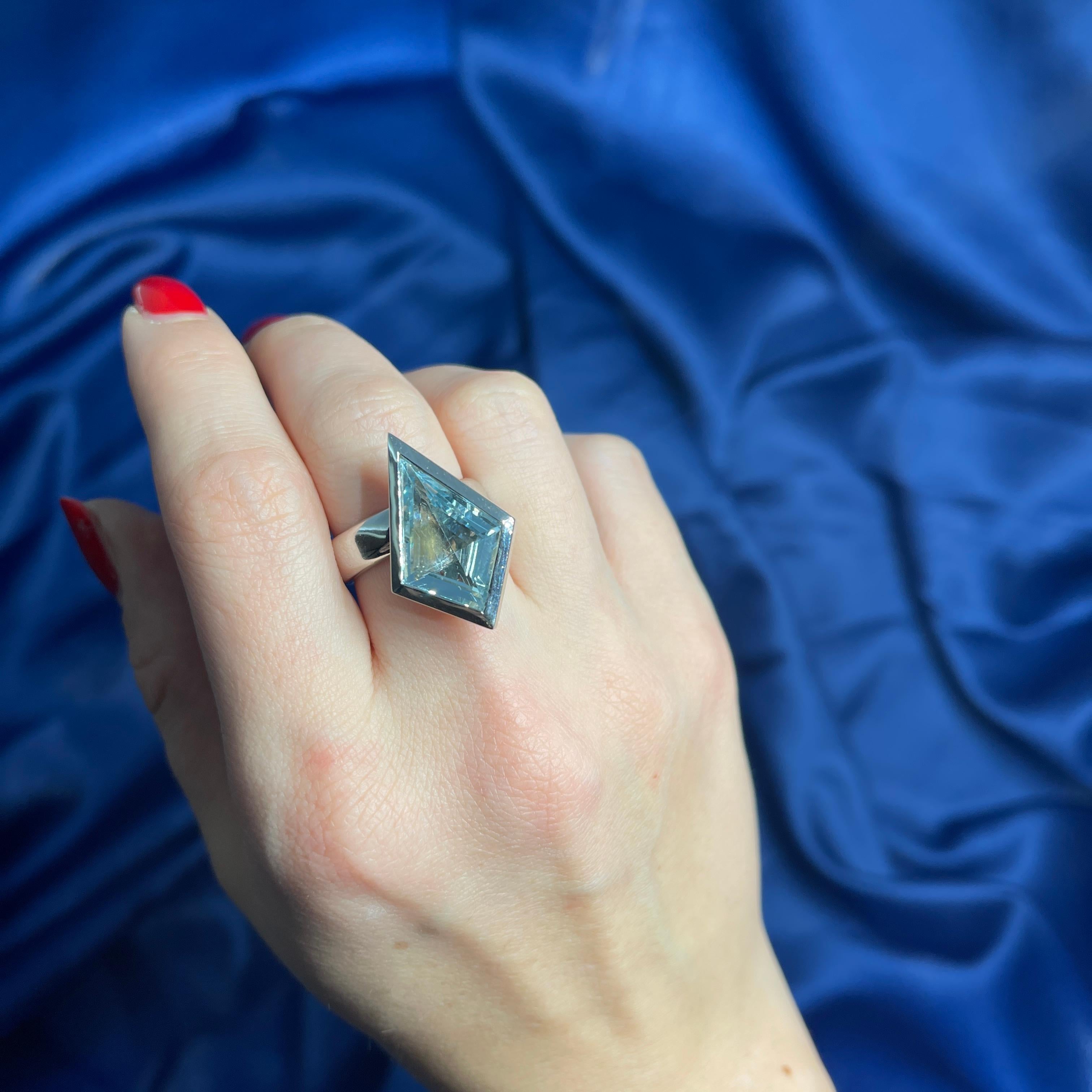 18K White Gold Ring with 7.07-Carat Rhombus-Cut Aquamarine For Sale 3