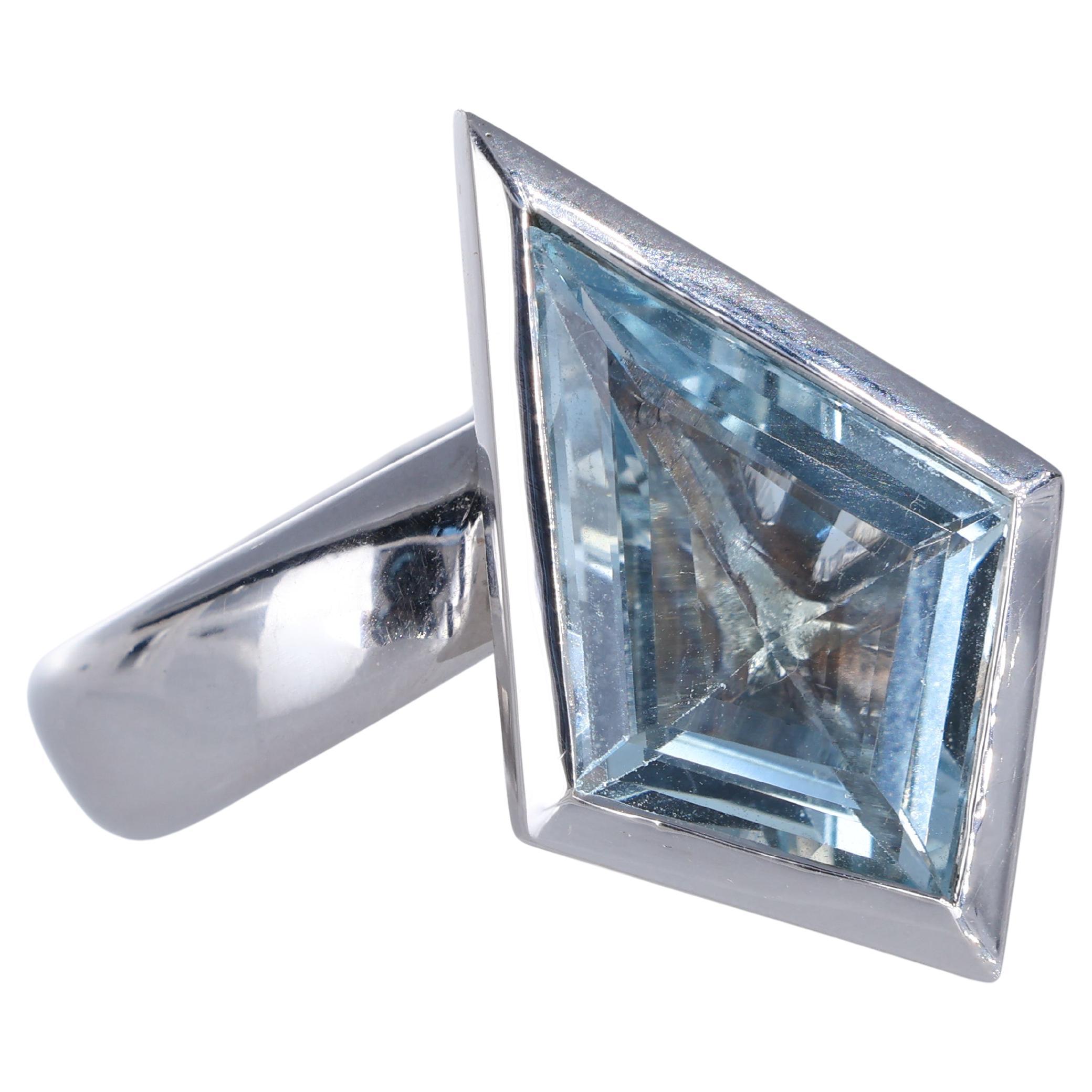 18K White Gold Ring with 7.07-Carat Rhombus-Cut Aquamarine