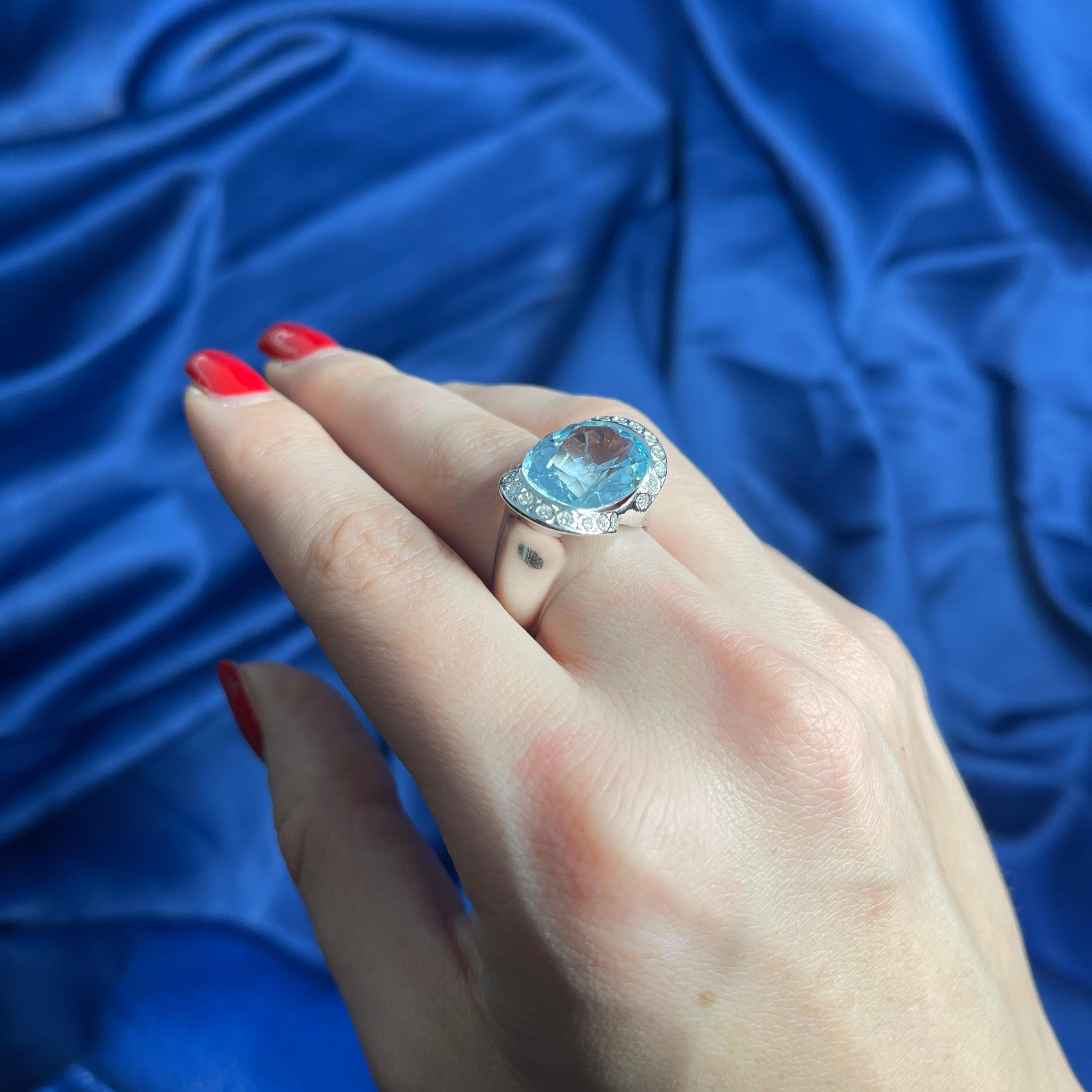 18K White Gold Ring with 8.73 Carat Oval Aquamarine and Diamonds For Sale 5