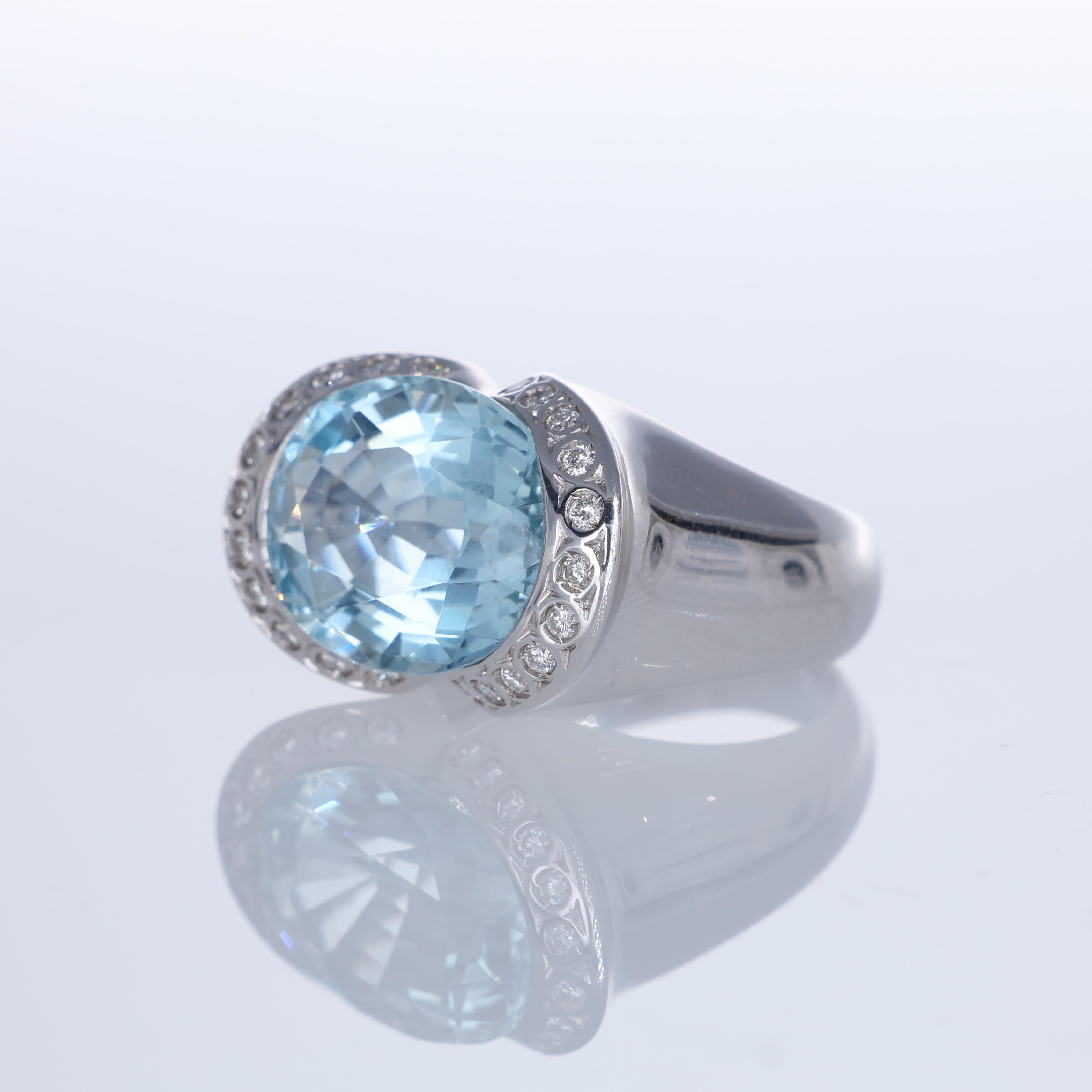 Brilliant Cut 18K White Gold Ring with 8.73 Carat Oval Aquamarine and Diamonds For Sale