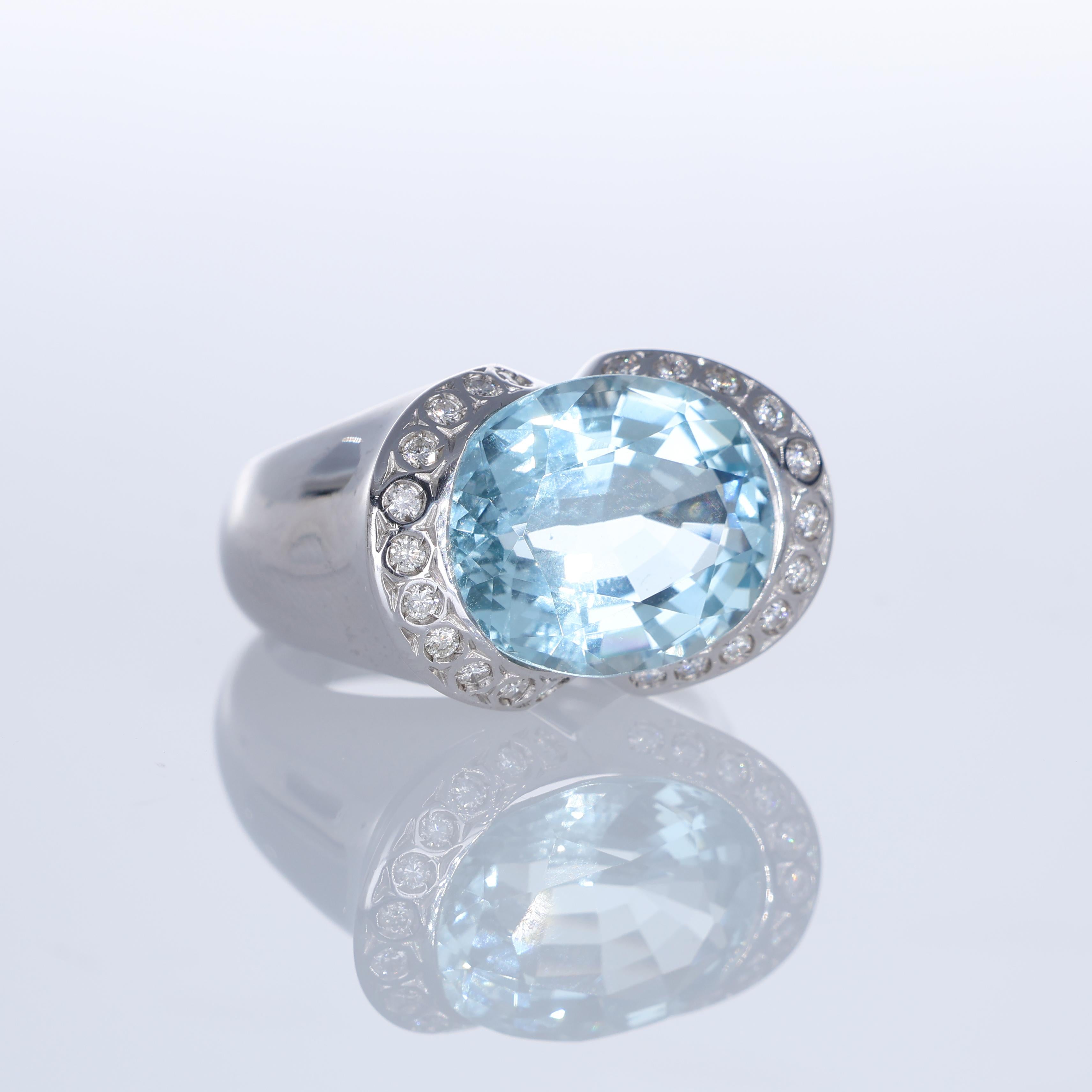 18K White Gold Ring with 8.73 Carat Oval Aquamarine and Diamonds In New Condition For Sale In Bergamo, BG