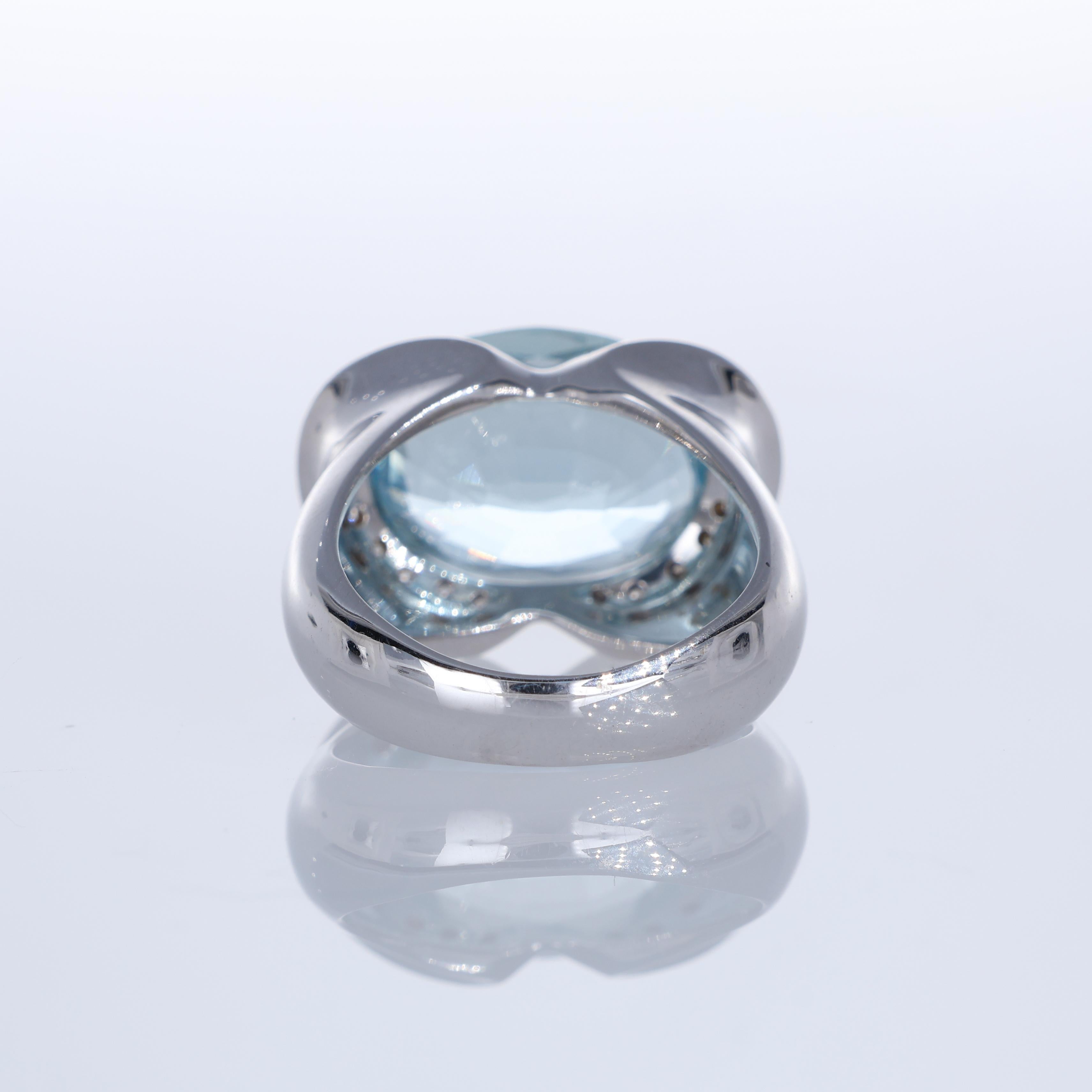 Women's or Men's 18K White Gold Ring with 8.73 Carat Oval Aquamarine and Diamonds For Sale