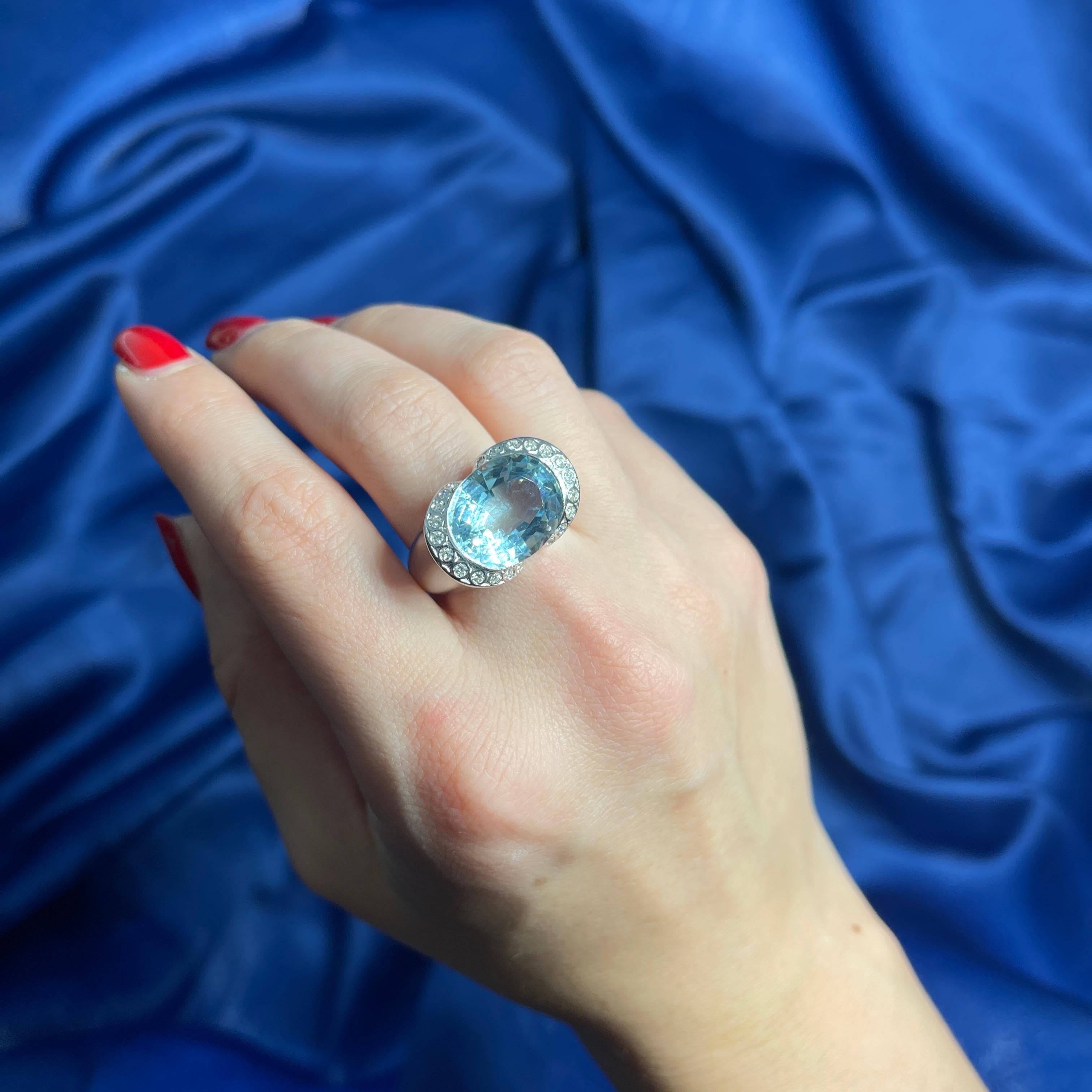 18K White Gold Ring with 8.73 Carat Oval Aquamarine and Diamonds For Sale 2