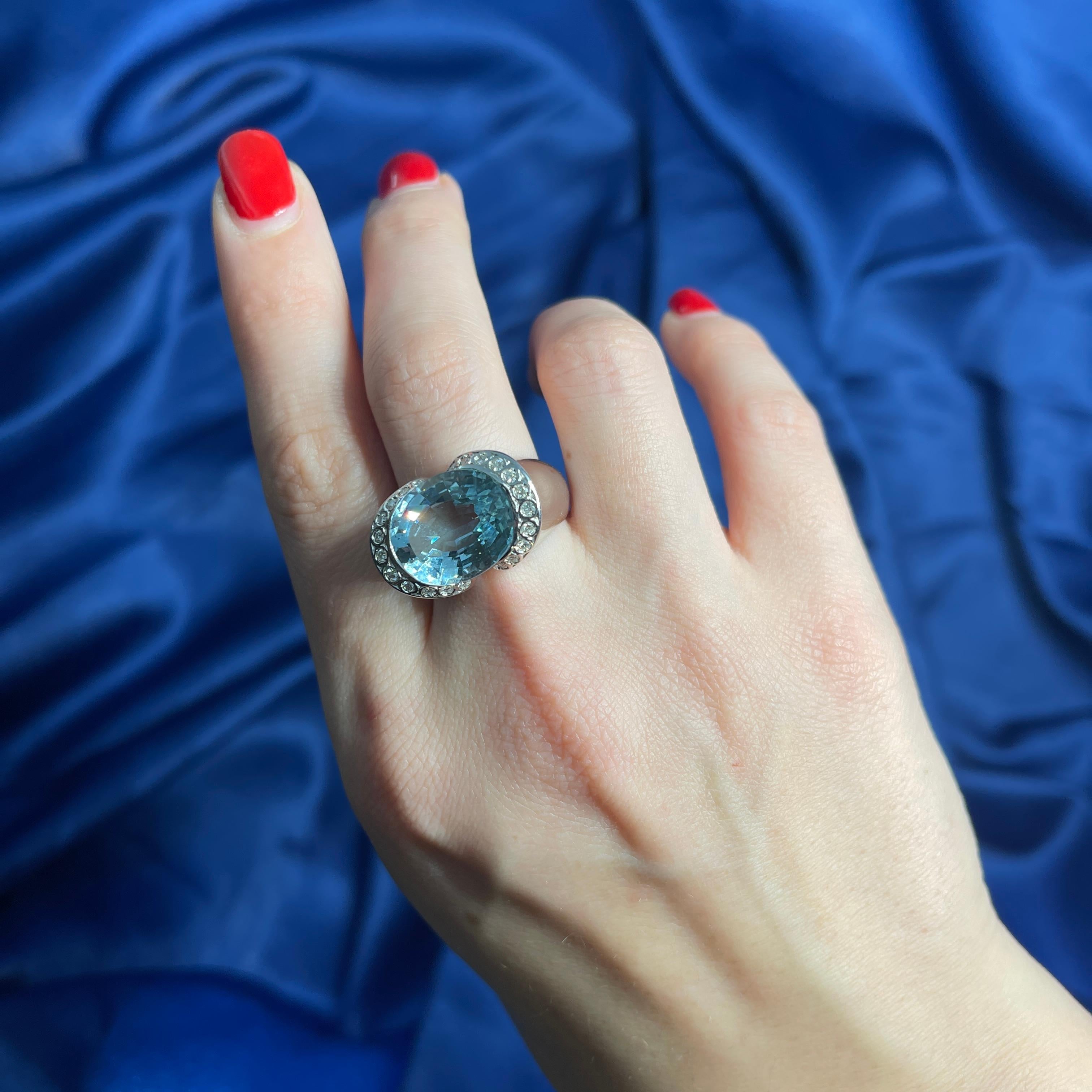 18K White Gold Ring with 8.73 Carat Oval Aquamarine and Diamonds For Sale 3