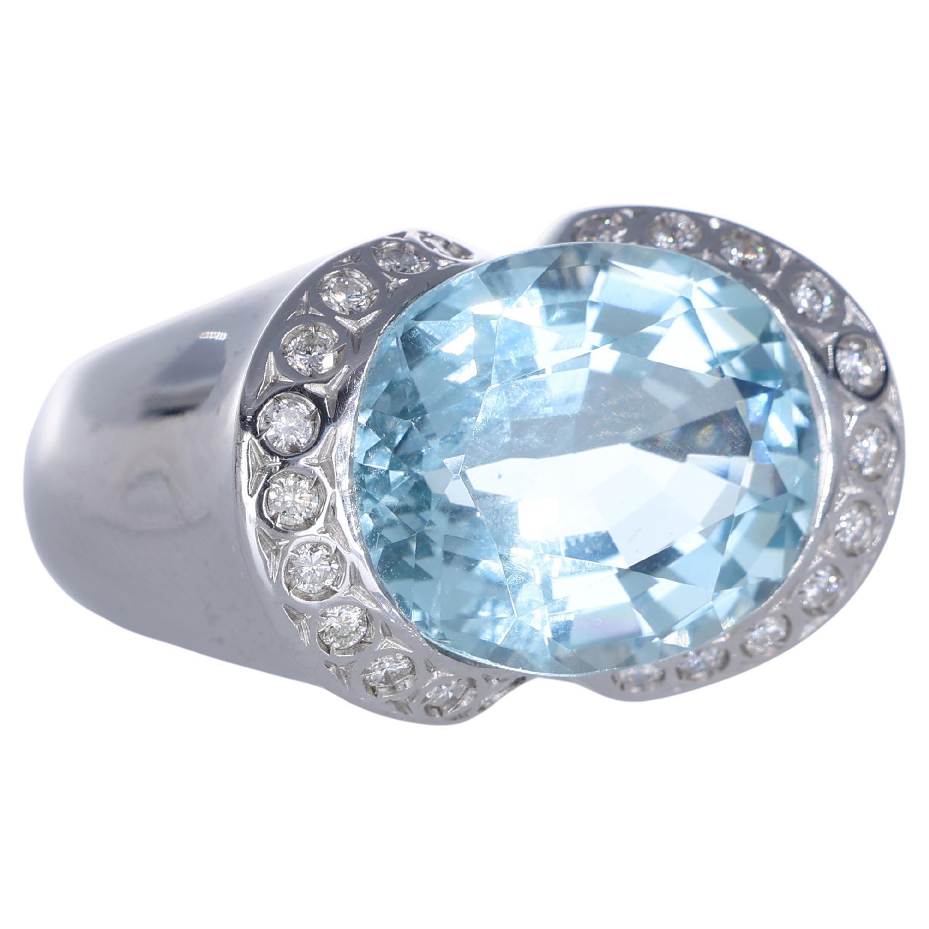 18K White Gold Ring with 8.73 Carat Oval Aquamarine and Diamonds For Sale