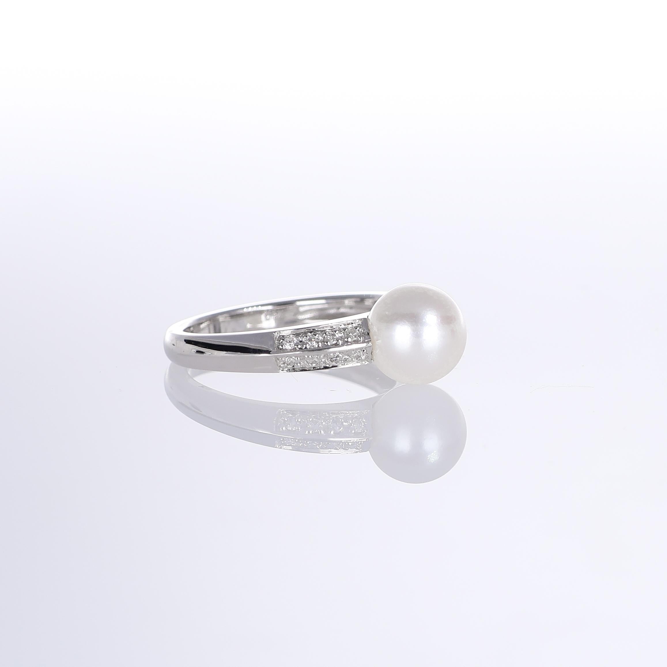 Women's or Men's 18k White Gold Ring with 8mm White Pearl and Diamond Pavé For Sale