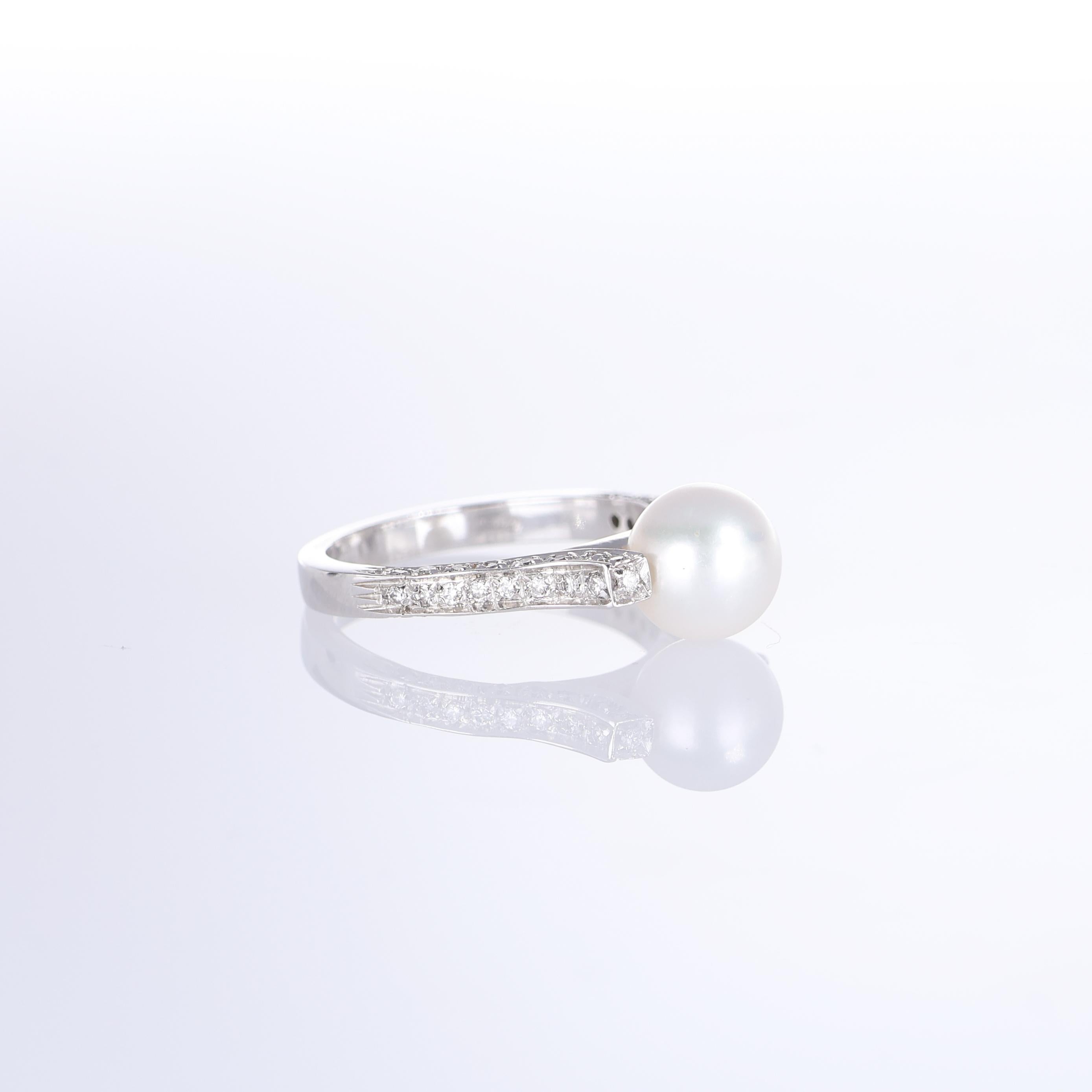 18k White Gold Ring with 8mm White Pearl and Pavé Diamond Band In New Condition For Sale In Bergamo, BG