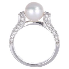 Anello in oro bianco 18 carati con perla bianca da 8 mm e fascia di diamanti pavé