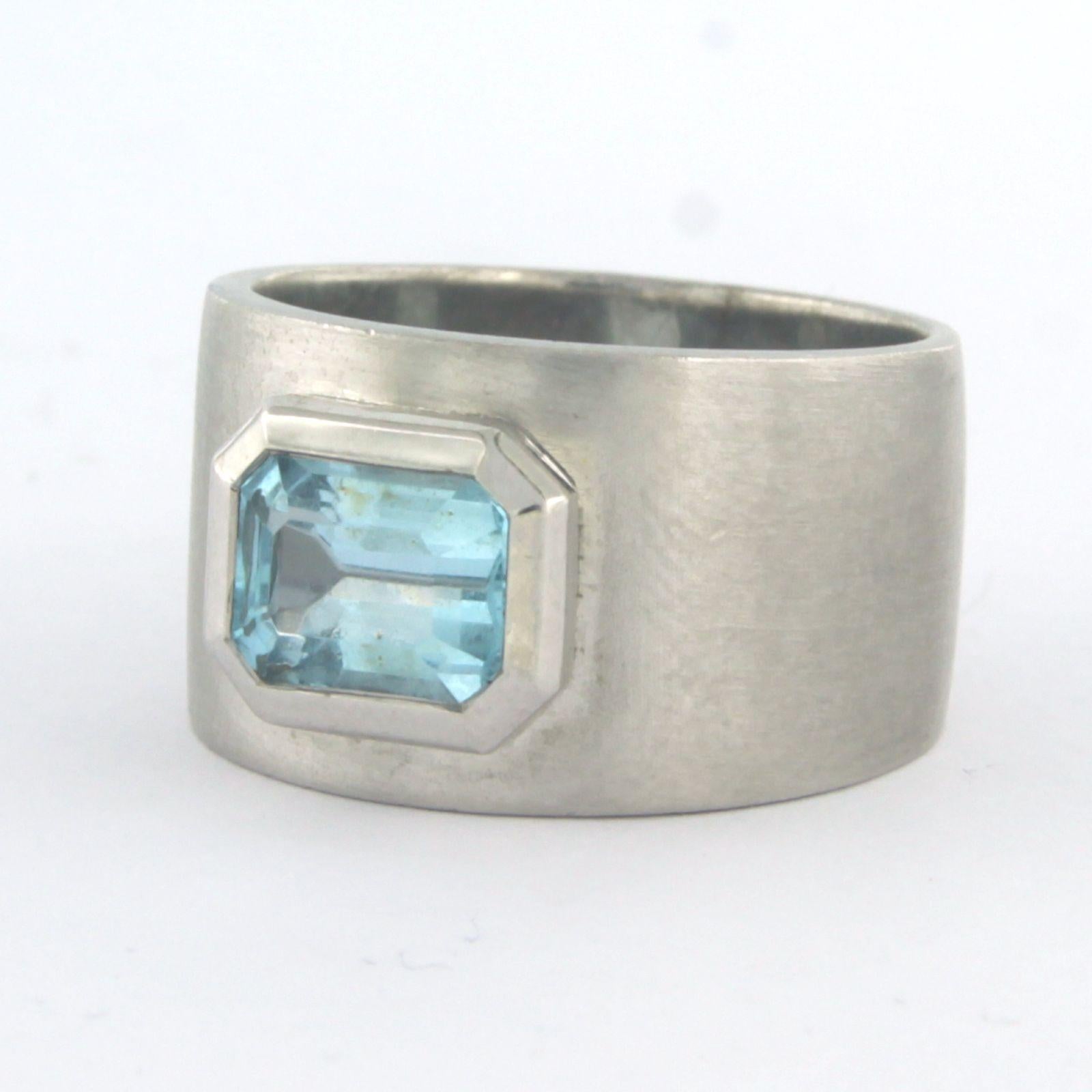 Modern 18k white gold ring with aquamarine up to 1.05 ct For Sale