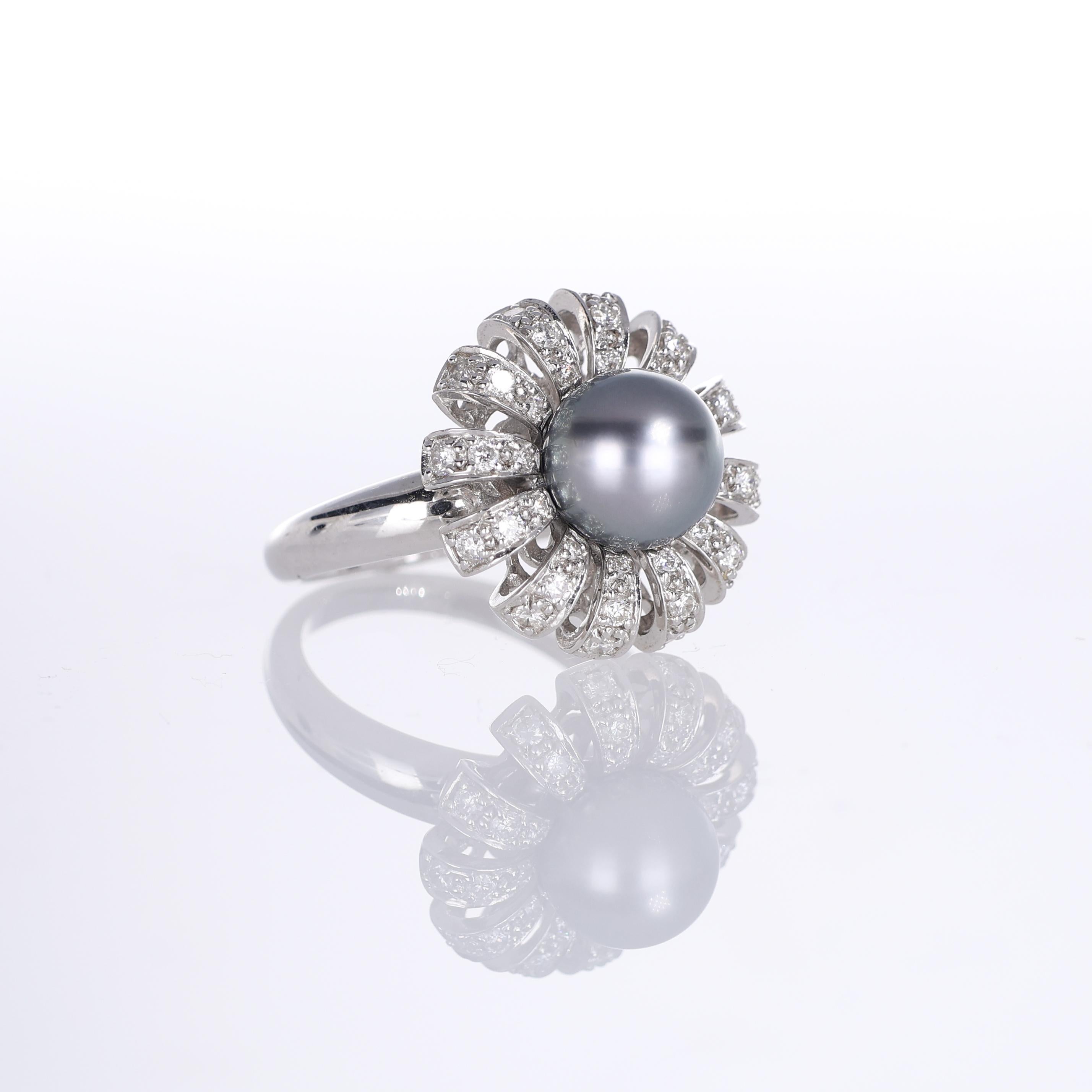 18K White Gold Ring with Black Pearl and Pavé Diamond Flower Design In New Condition For Sale In Bergamo, BG