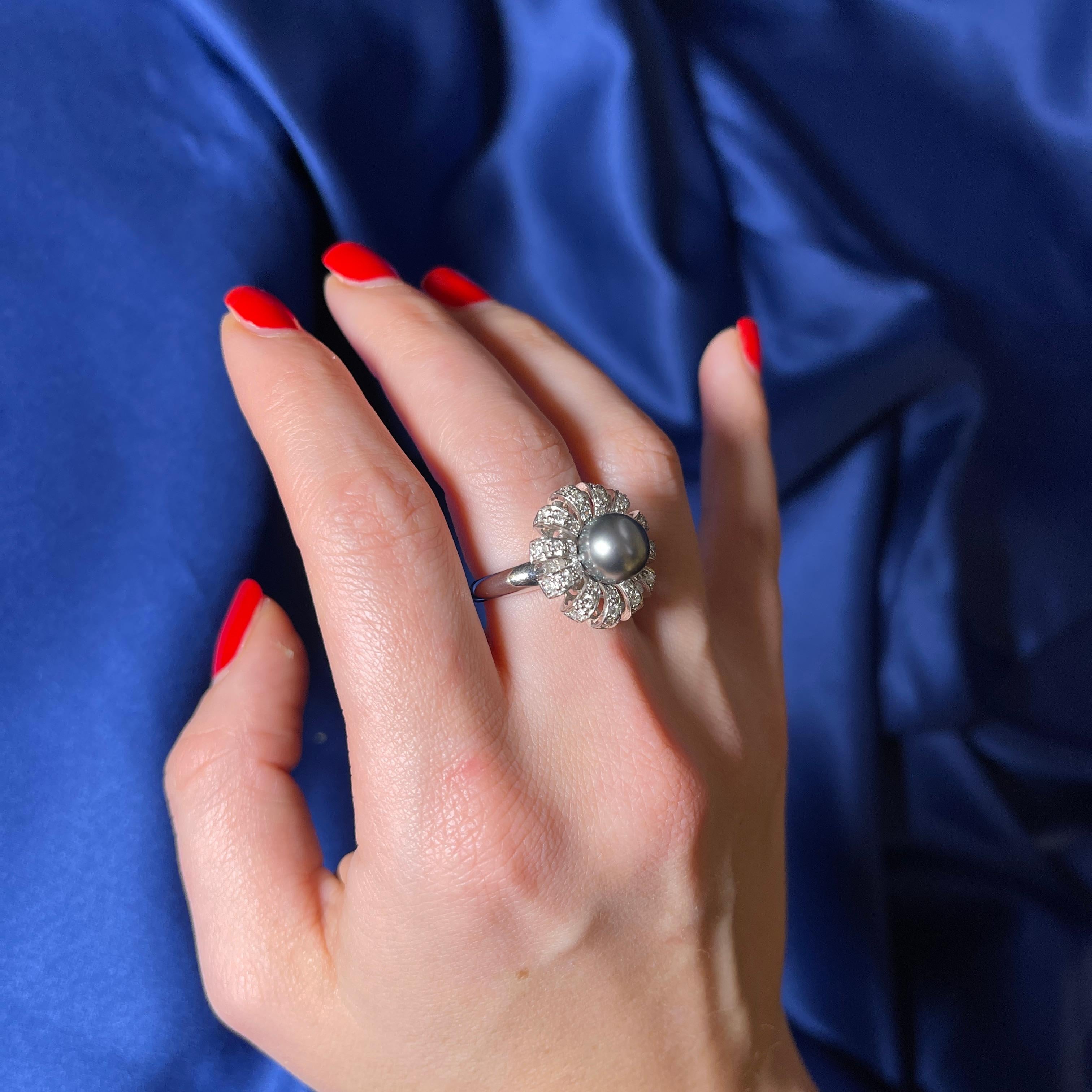 18K White Gold Ring with Black Pearl and Pavé Diamond Flower Design For Sale 2