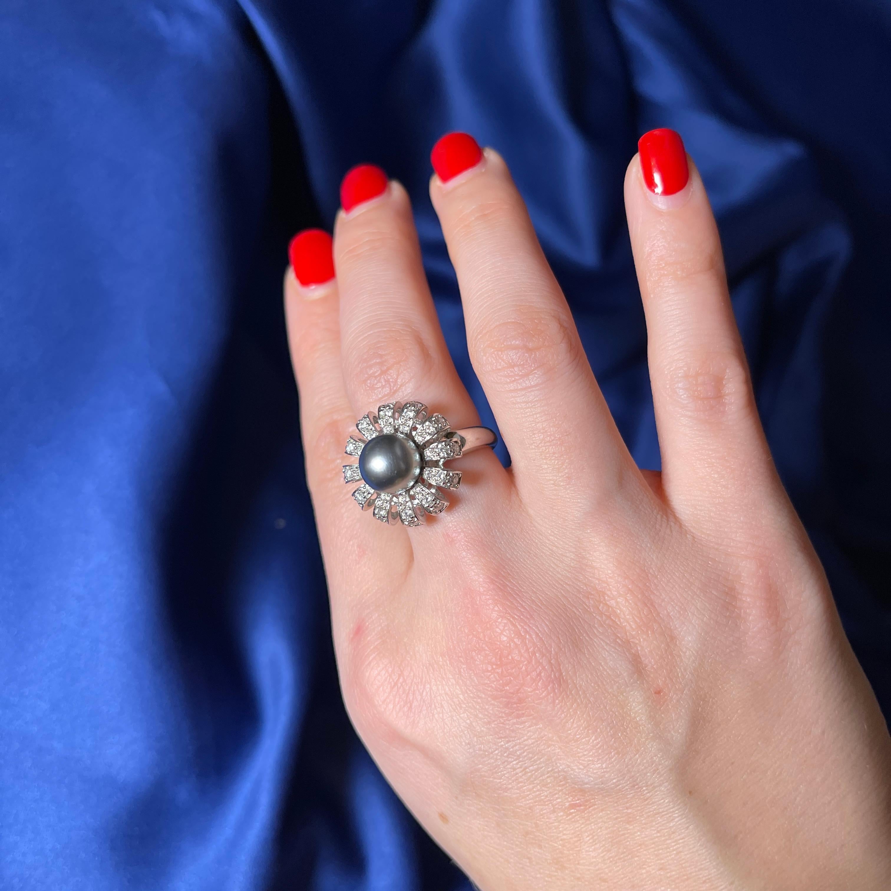 18K White Gold Ring with Black Pearl and Pavé Diamond Flower Design For Sale 3