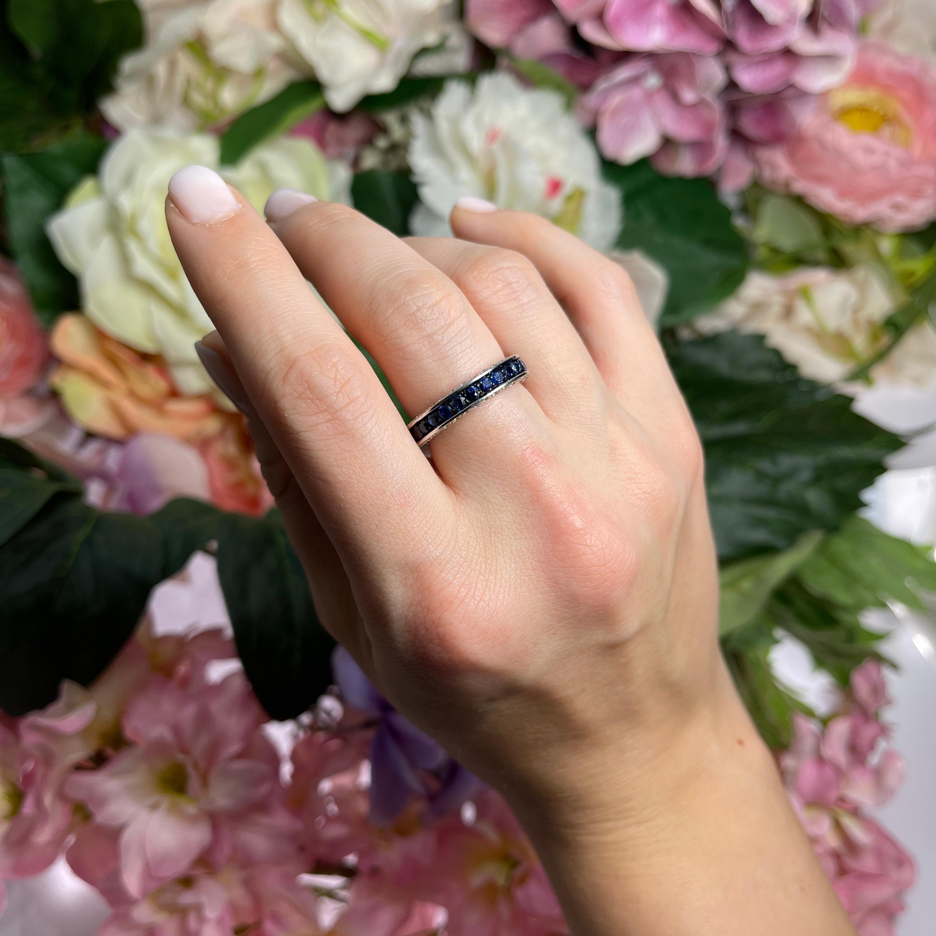 18K White Gold Ring with Blue Sapphires and Brilliant-Cut Diamonds For Sale 1
