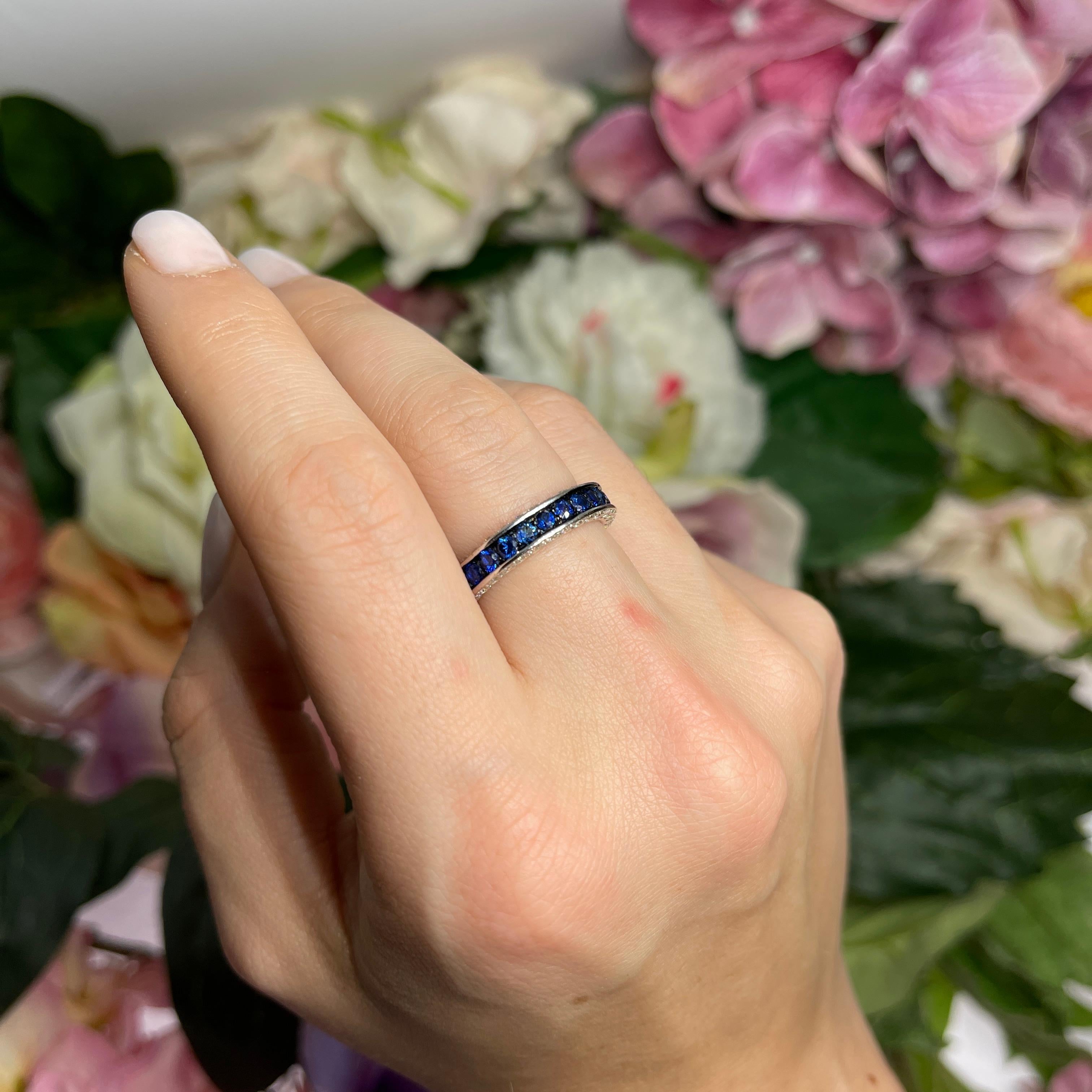 18K White Gold Ring with Blue Sapphires and Brilliant-Cut Diamonds For Sale 2