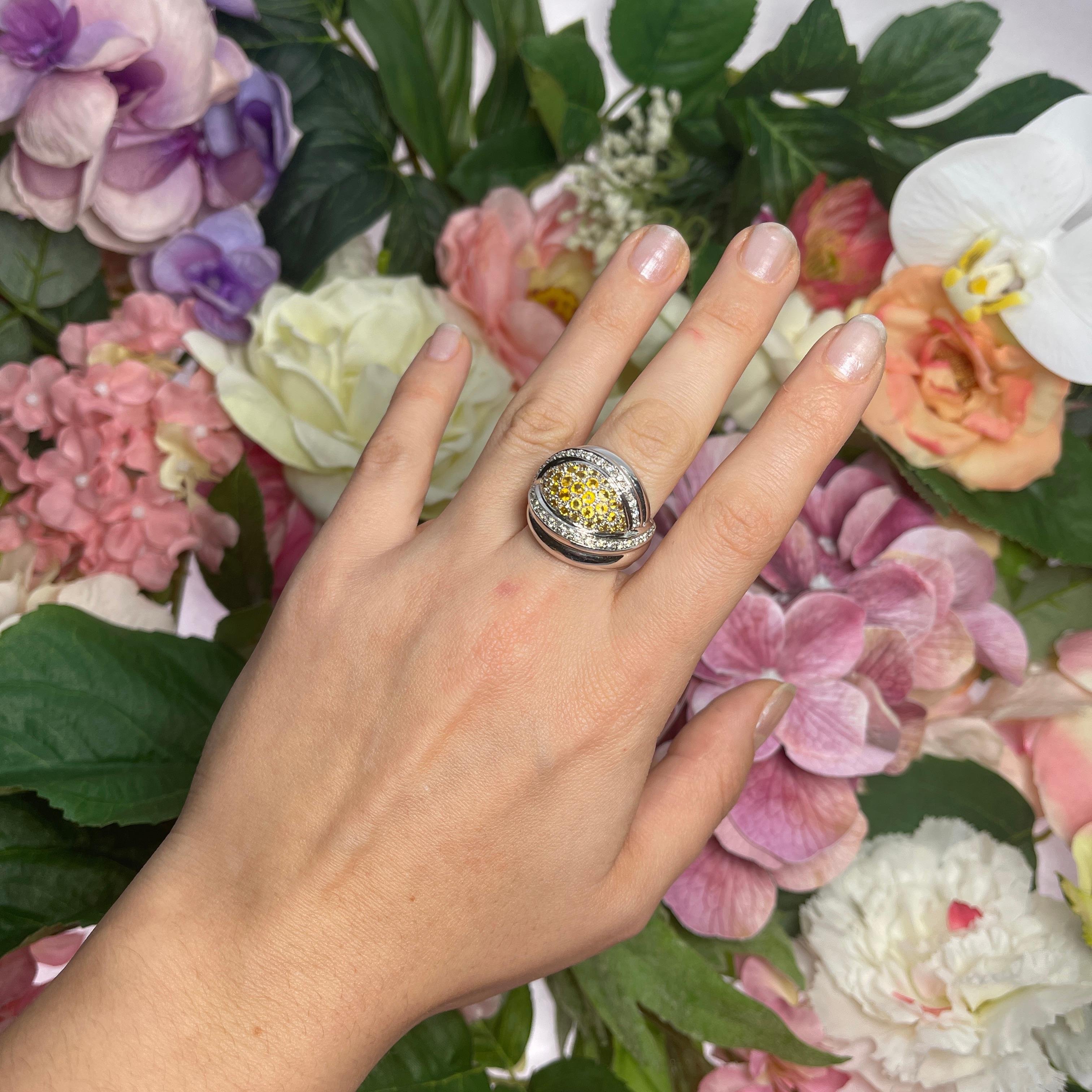 18K White Gold Ring with Central Sapphire Pavé and Diamonds For Sale 1
