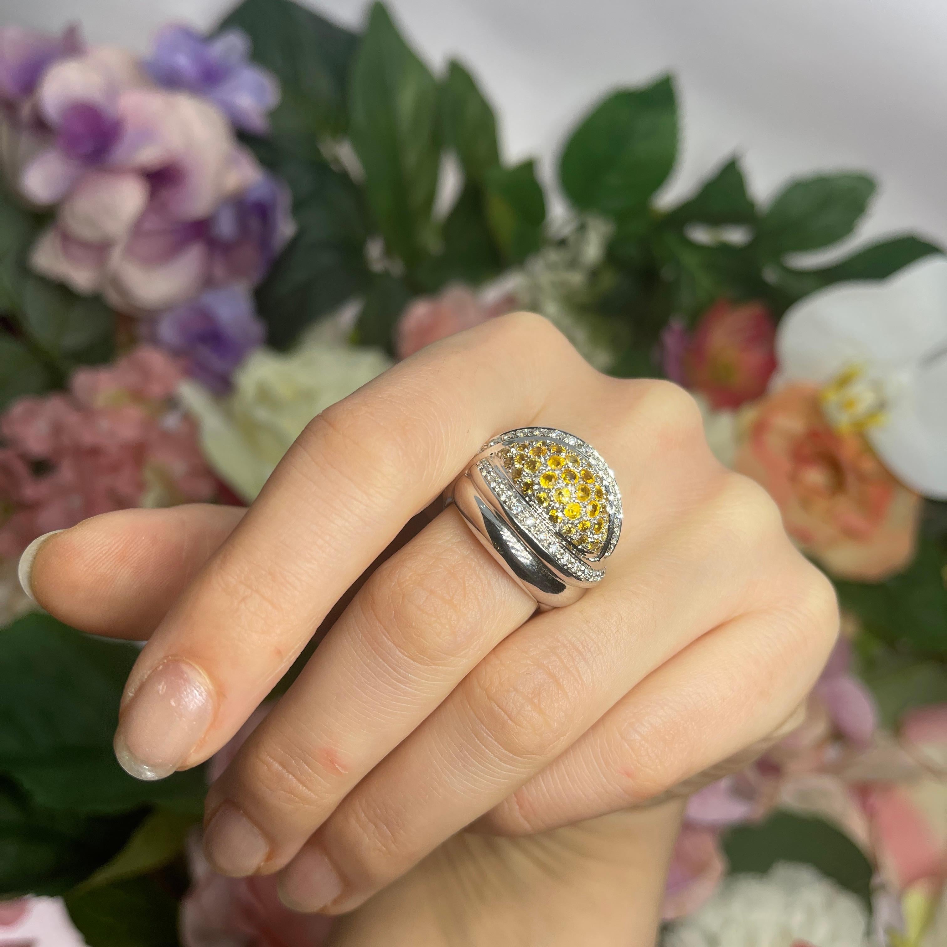 18K White Gold Ring with Central Sapphire Pavé and Diamonds For Sale 3