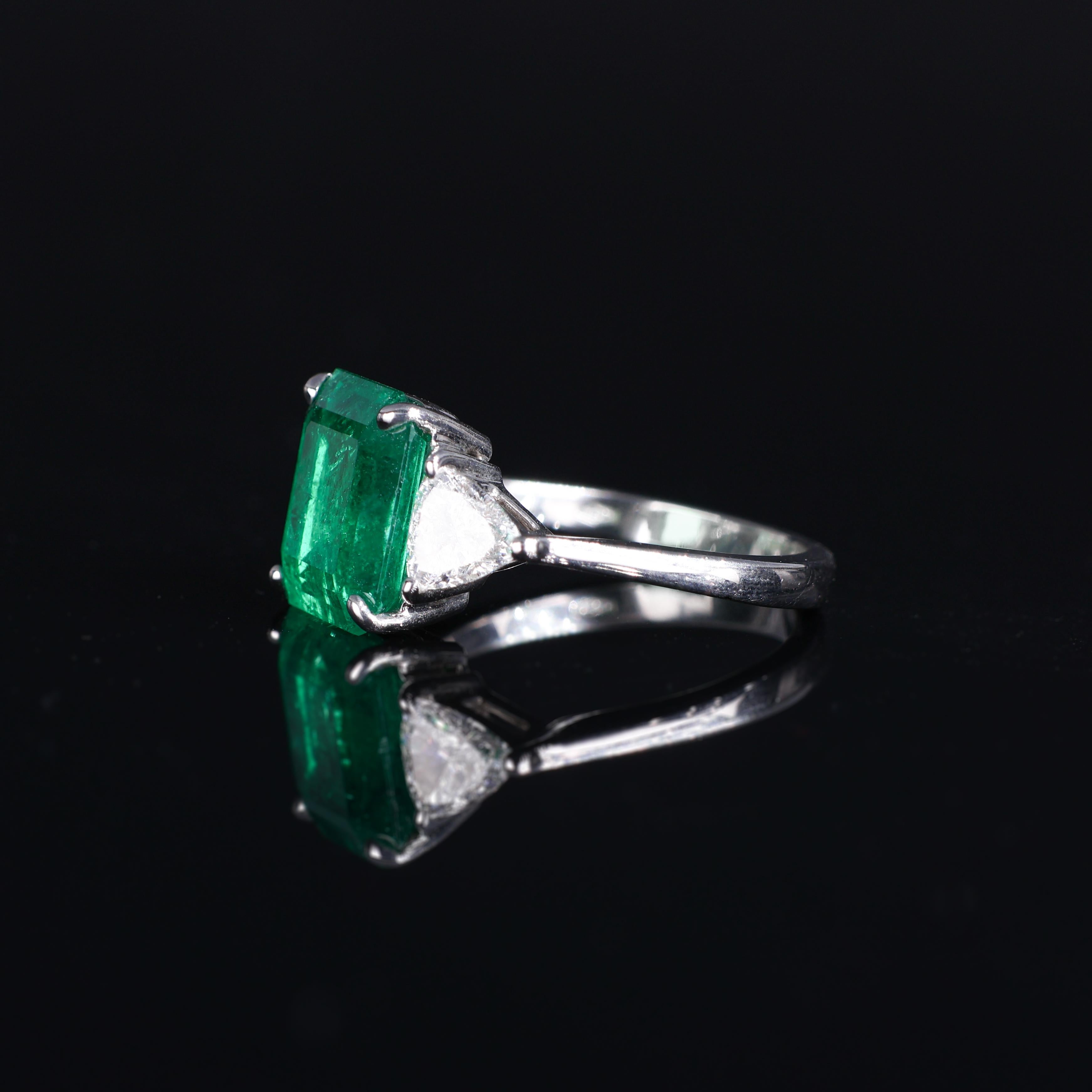 18K White Gold Ring with Colombian Emerald and Triangular Diamonds For Sale 5