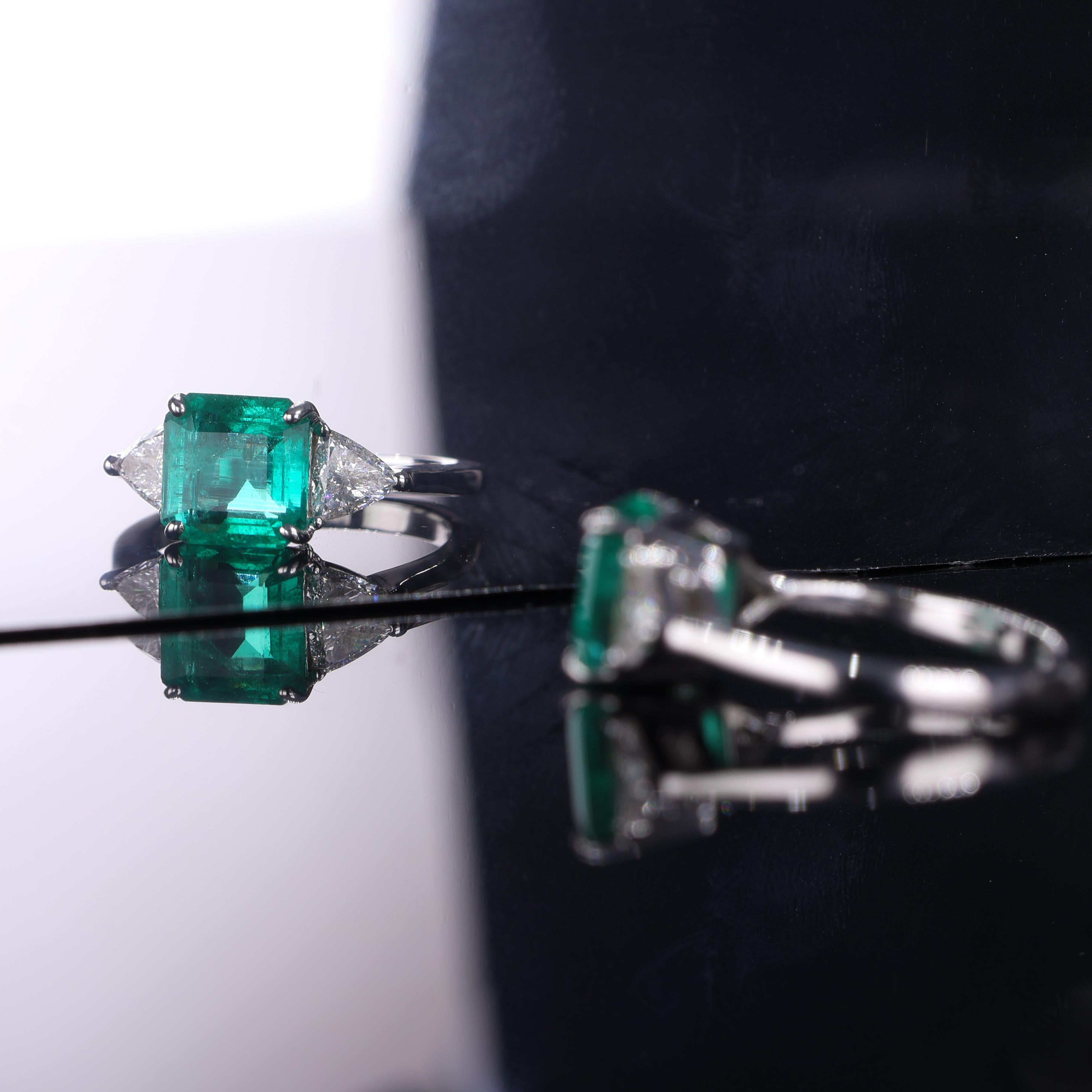 Bague en or blanc 18 carats avec émeraude de Colombie et diamants triangulaires en vente 5