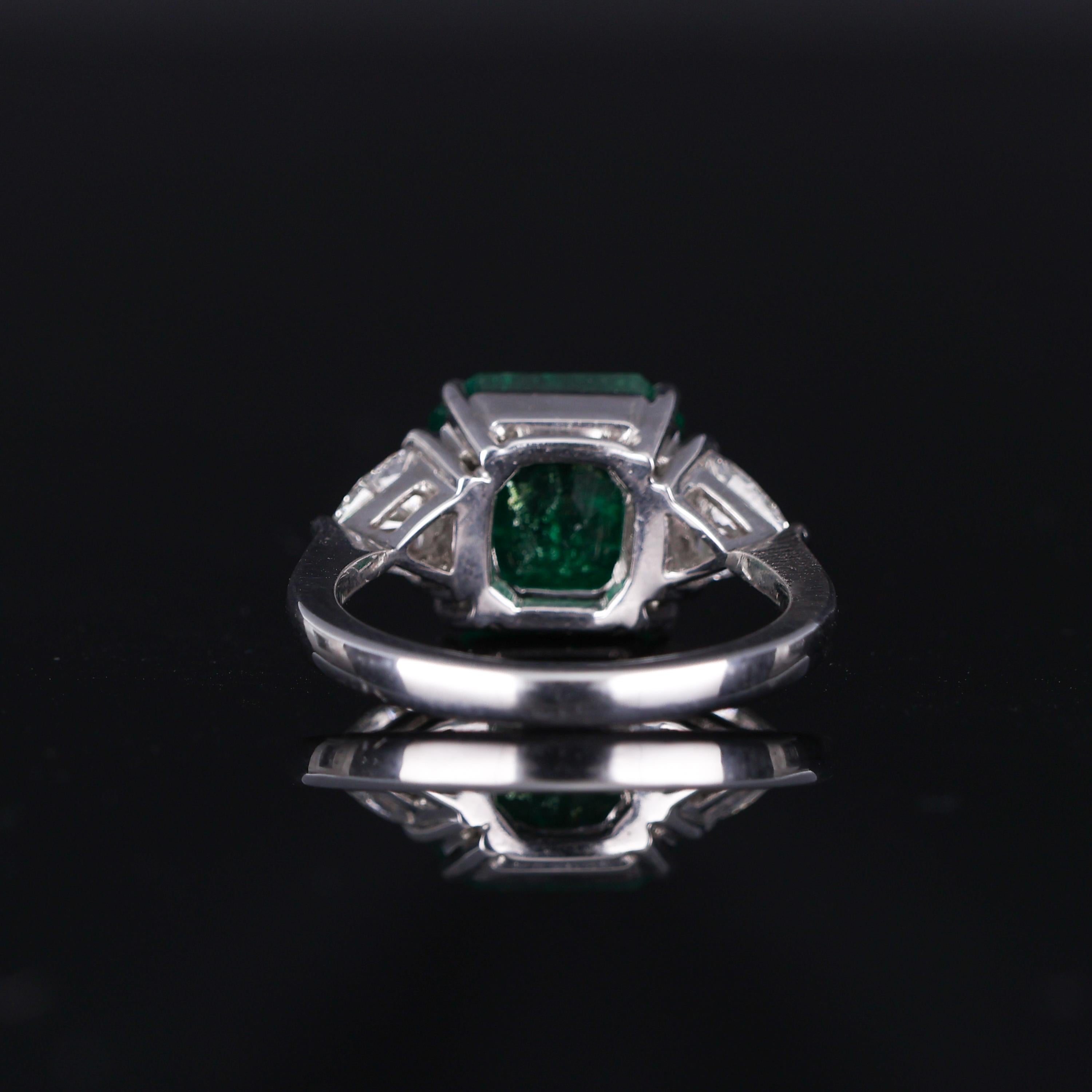 18K White Gold Ring with Colombian Emerald and Triangular Diamonds For Sale 6