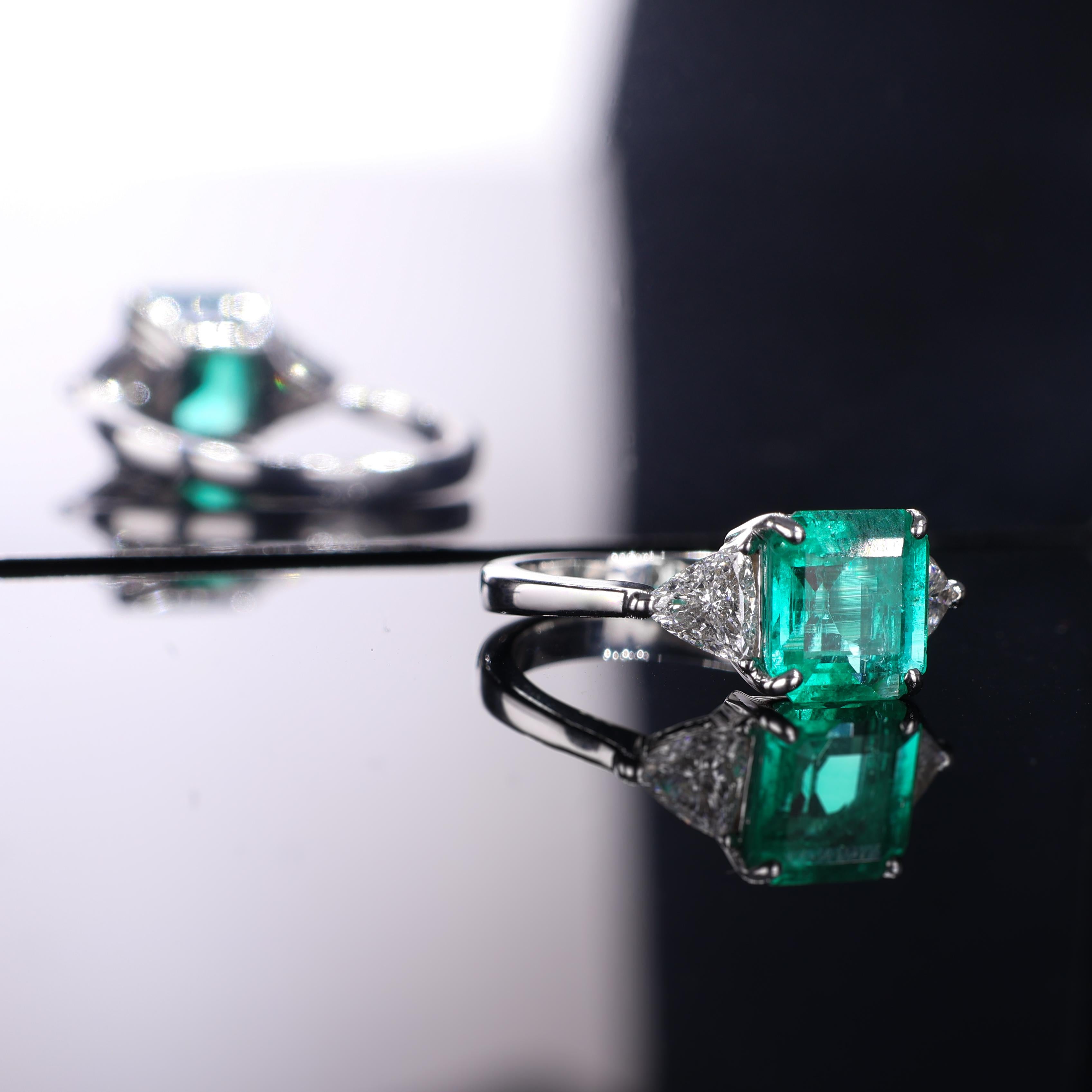 Bague en or blanc 18 carats avec émeraude de Colombie et diamants triangulaires en vente 6