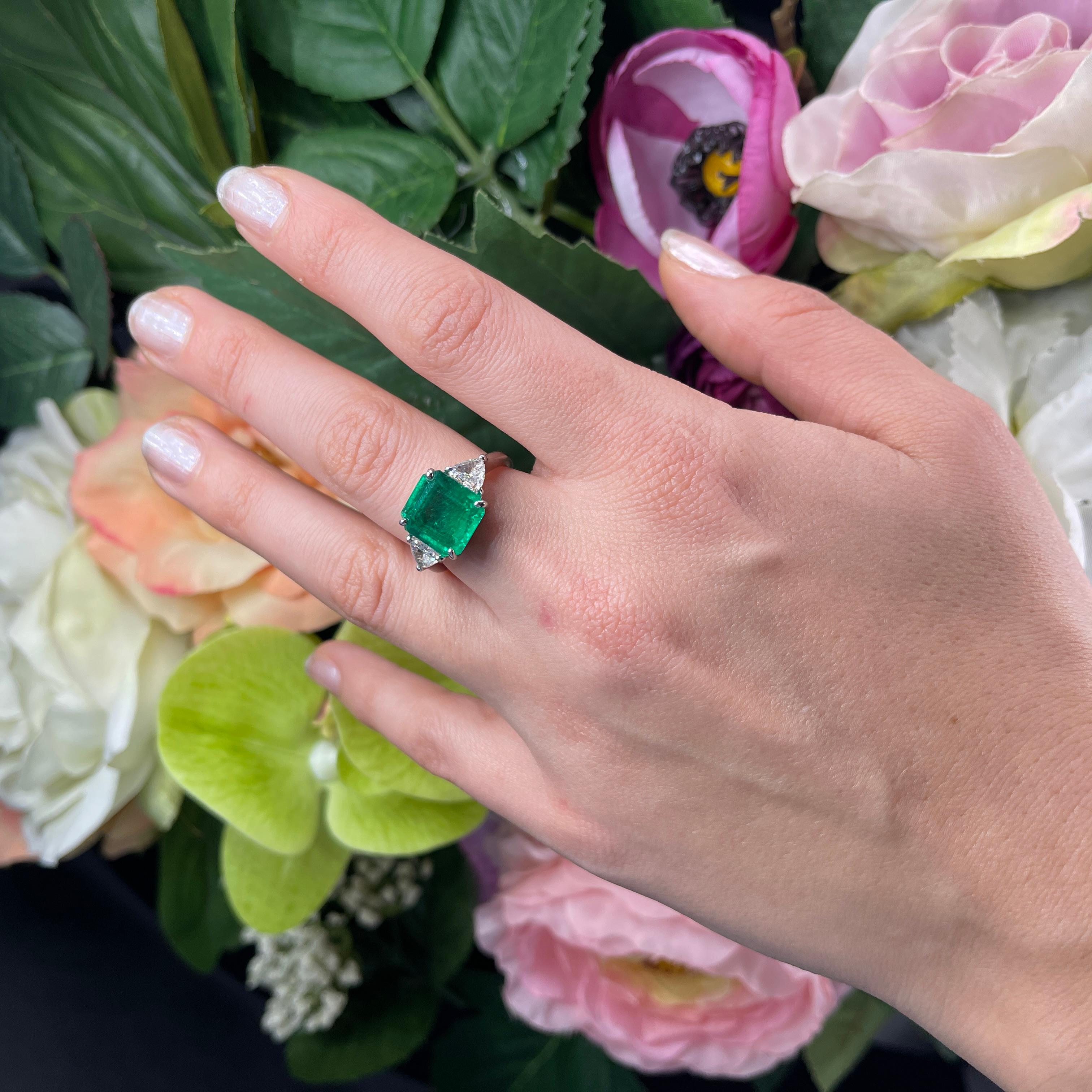 18K White Gold Ring with Colombian Emerald and Triangular Diamonds For Sale 7