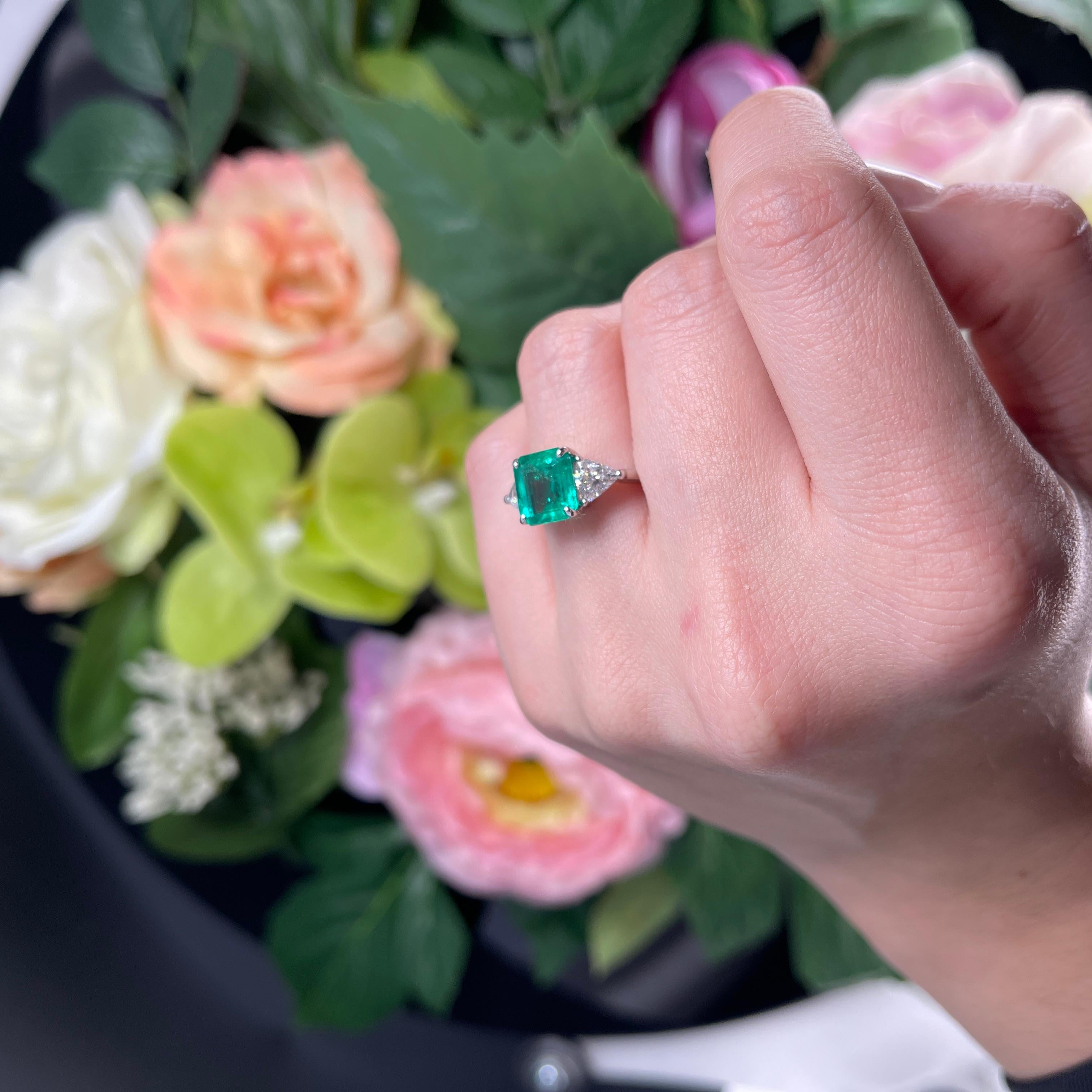 Bague en or blanc 18 carats avec émeraude de Colombie et diamants triangulaires en vente 7
