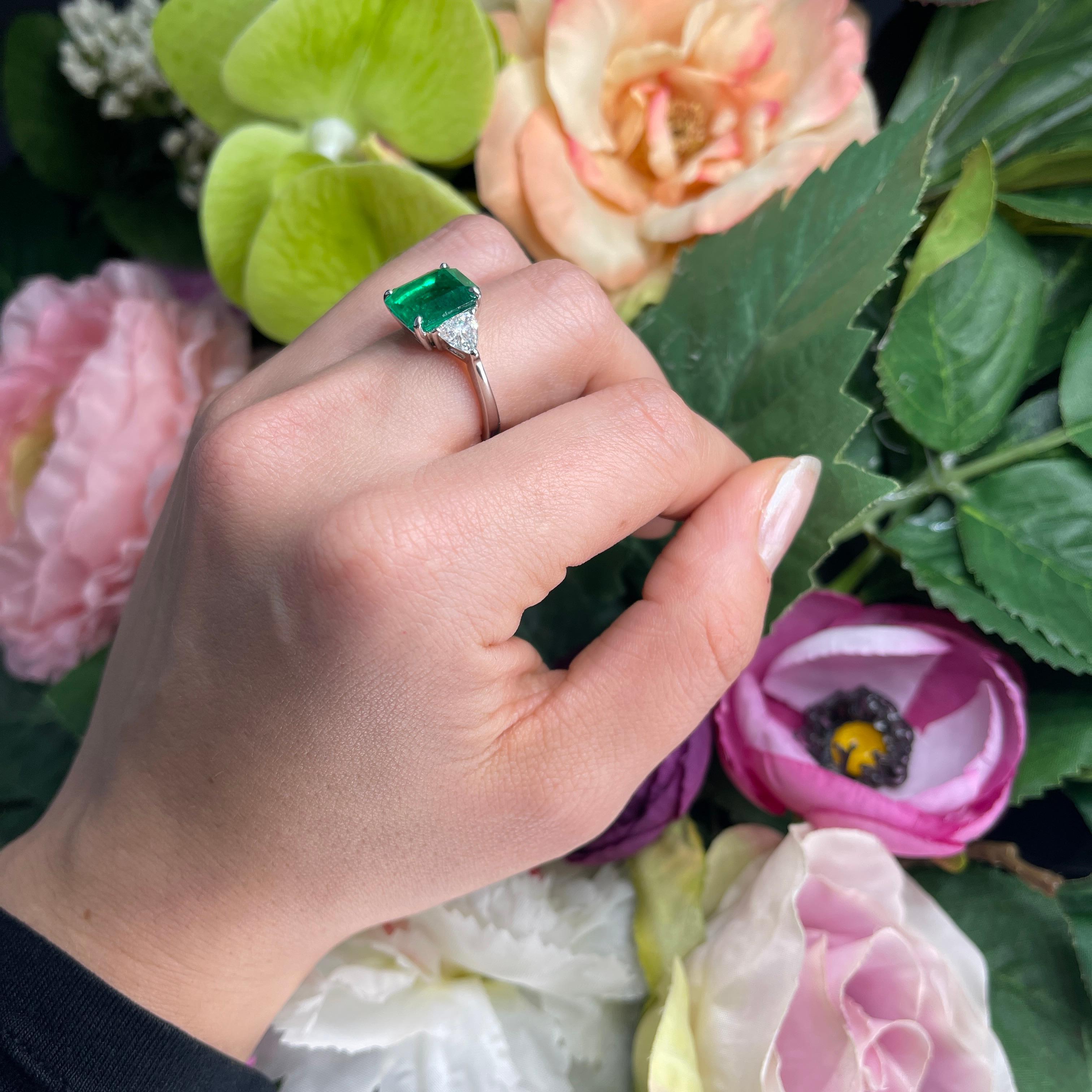 18K White Gold Ring with Colombian Emerald and Triangular Diamonds For Sale 8