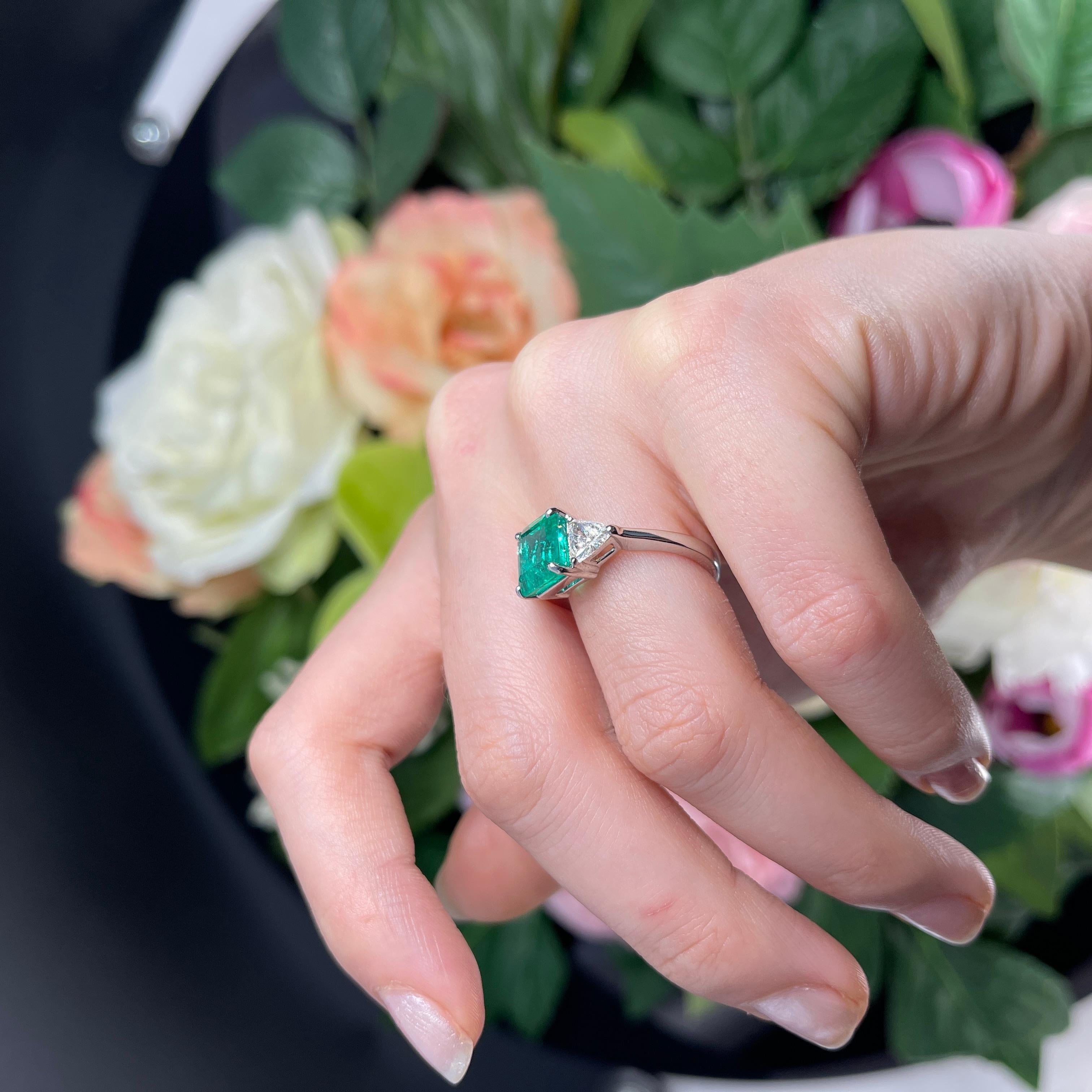 Bague en or blanc 18 carats avec émeraude de Colombie et diamants triangulaires en vente 8