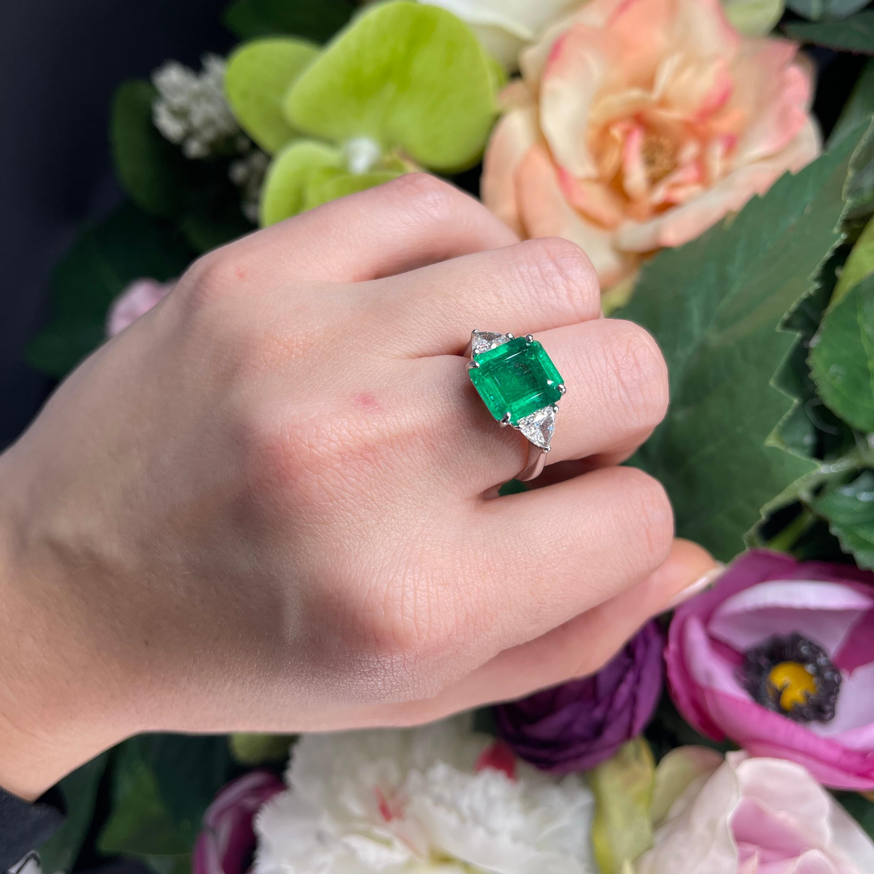 18K White Gold Ring with Colombian Emerald and Triangular Diamonds For Sale 9