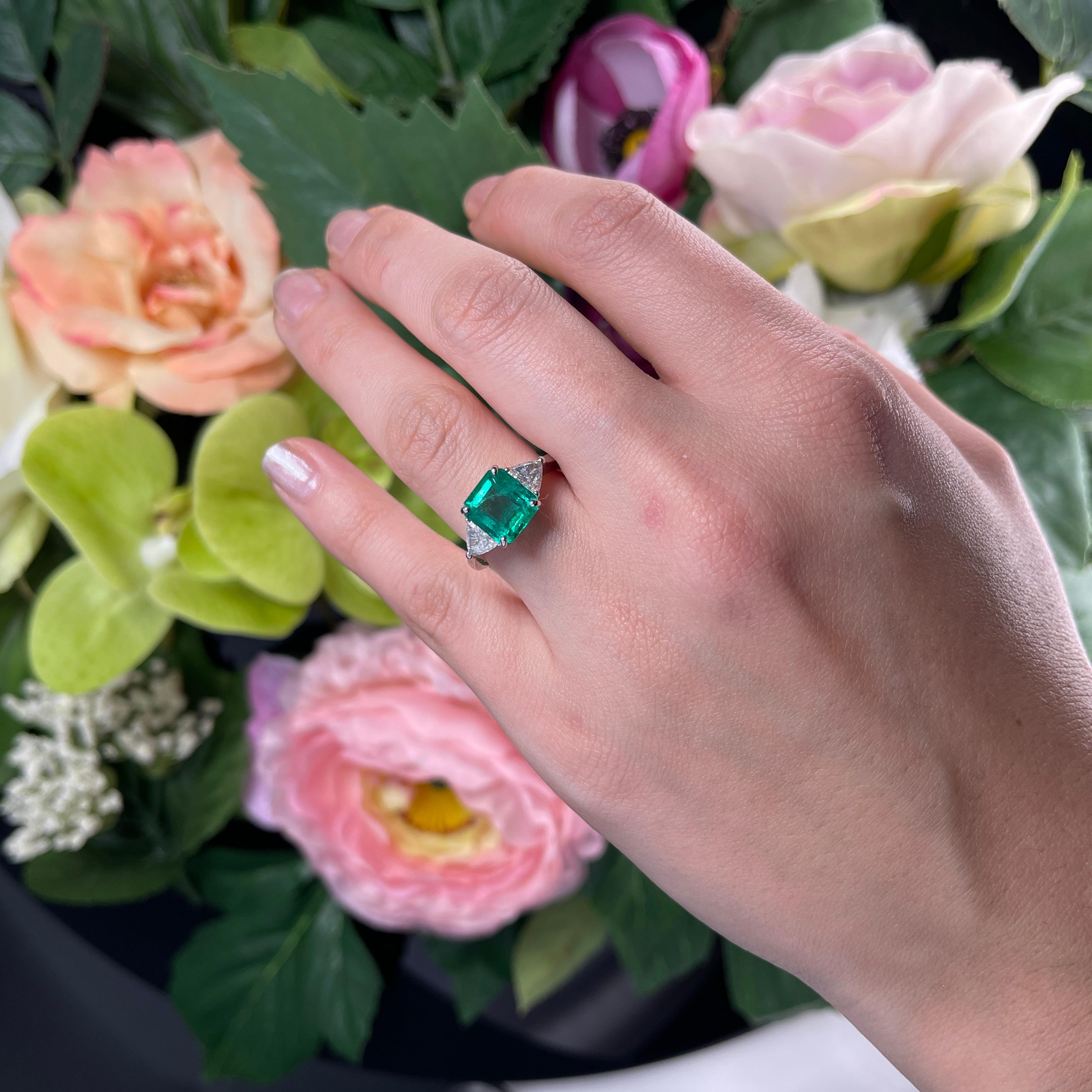 Bague en or blanc 18 carats avec émeraude de Colombie et diamants triangulaires en vente 9