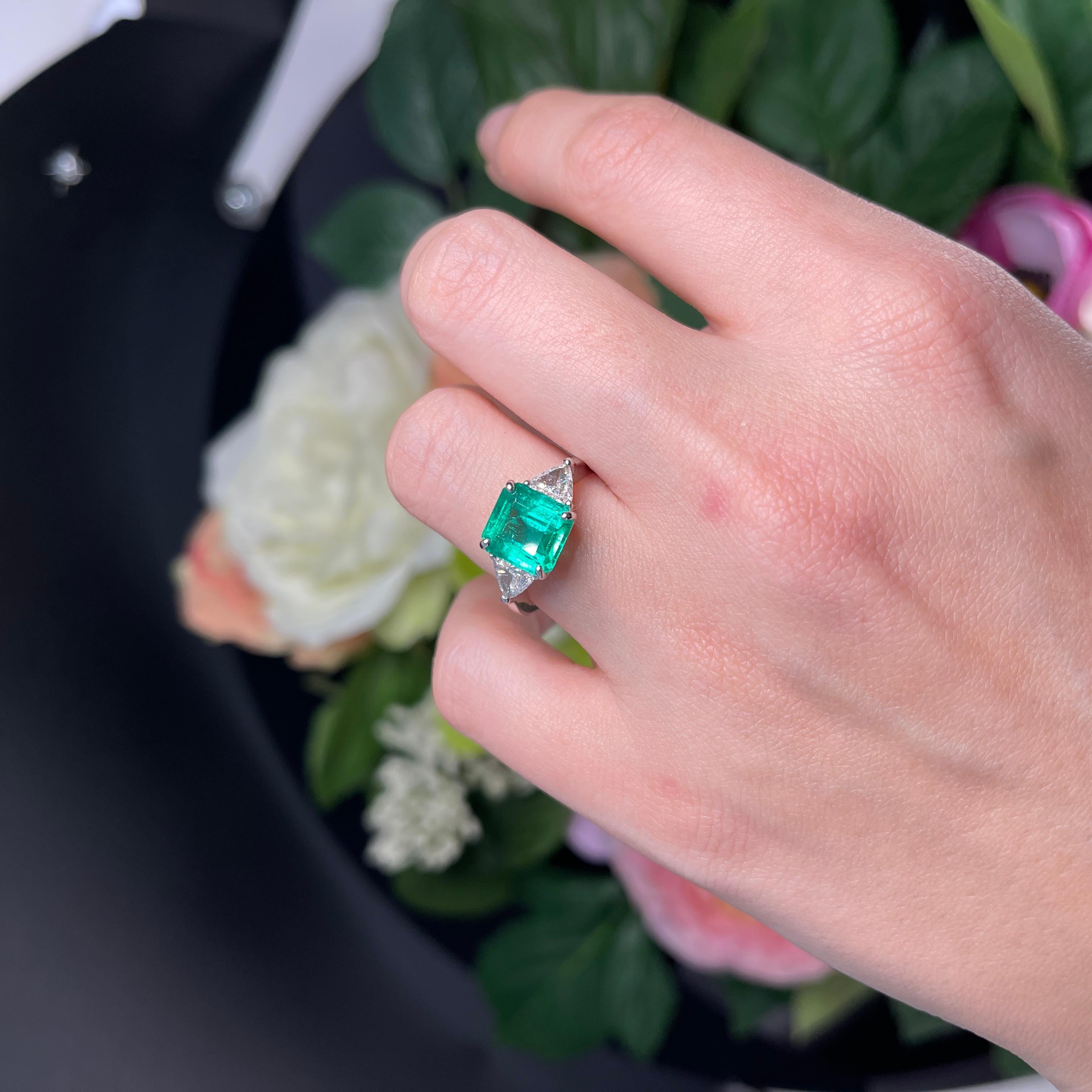 Bague en or blanc 18 carats avec émeraude de Colombie et diamants triangulaires en vente 10