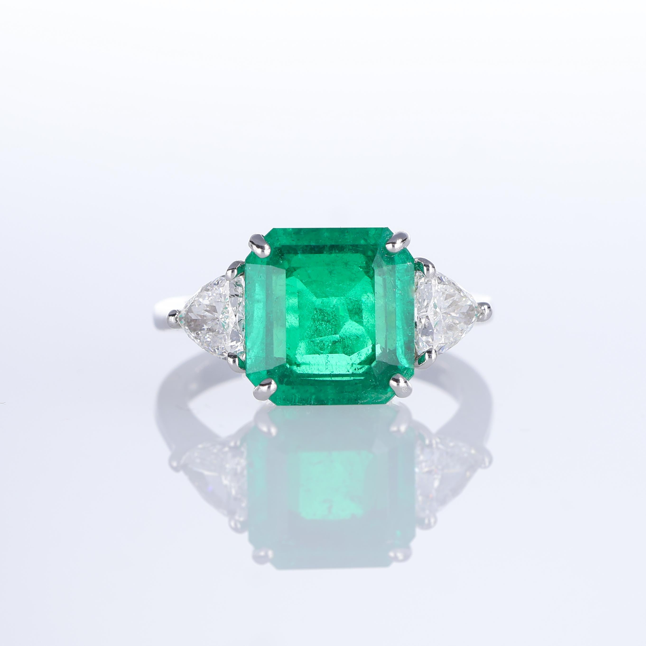 A magnificent 18K white gold ring featuring a high-quality Colombian emerald, weighing 3.27 carats, certified as 
