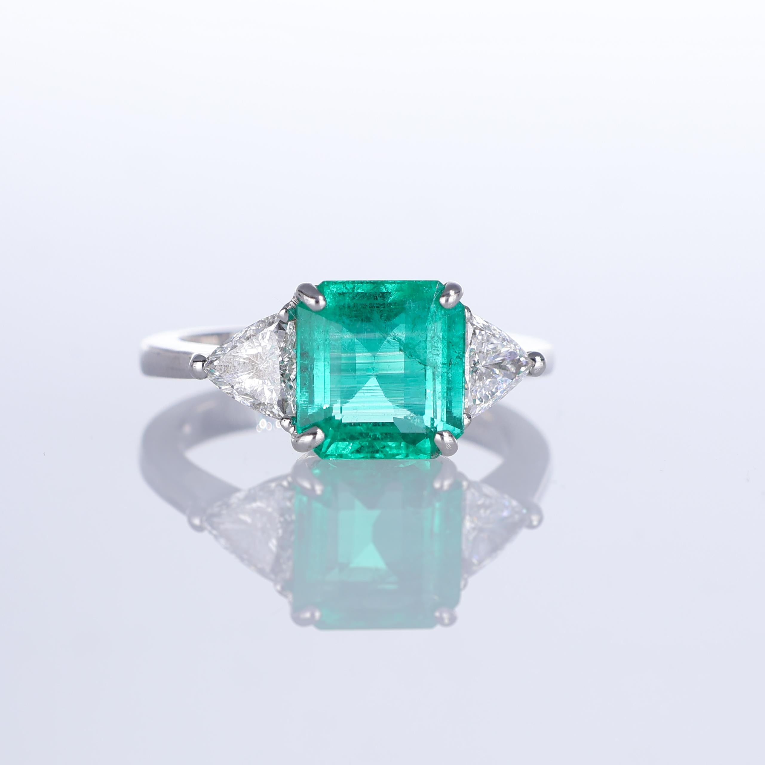 Cette captivante bague en or blanc 18 carats met en valeur une émeraude colombienne de première qualité pesant 2,27 carats, certifiée 