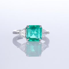 18K White Gold Ring with Colombian Emerald and Triangular Diamonds