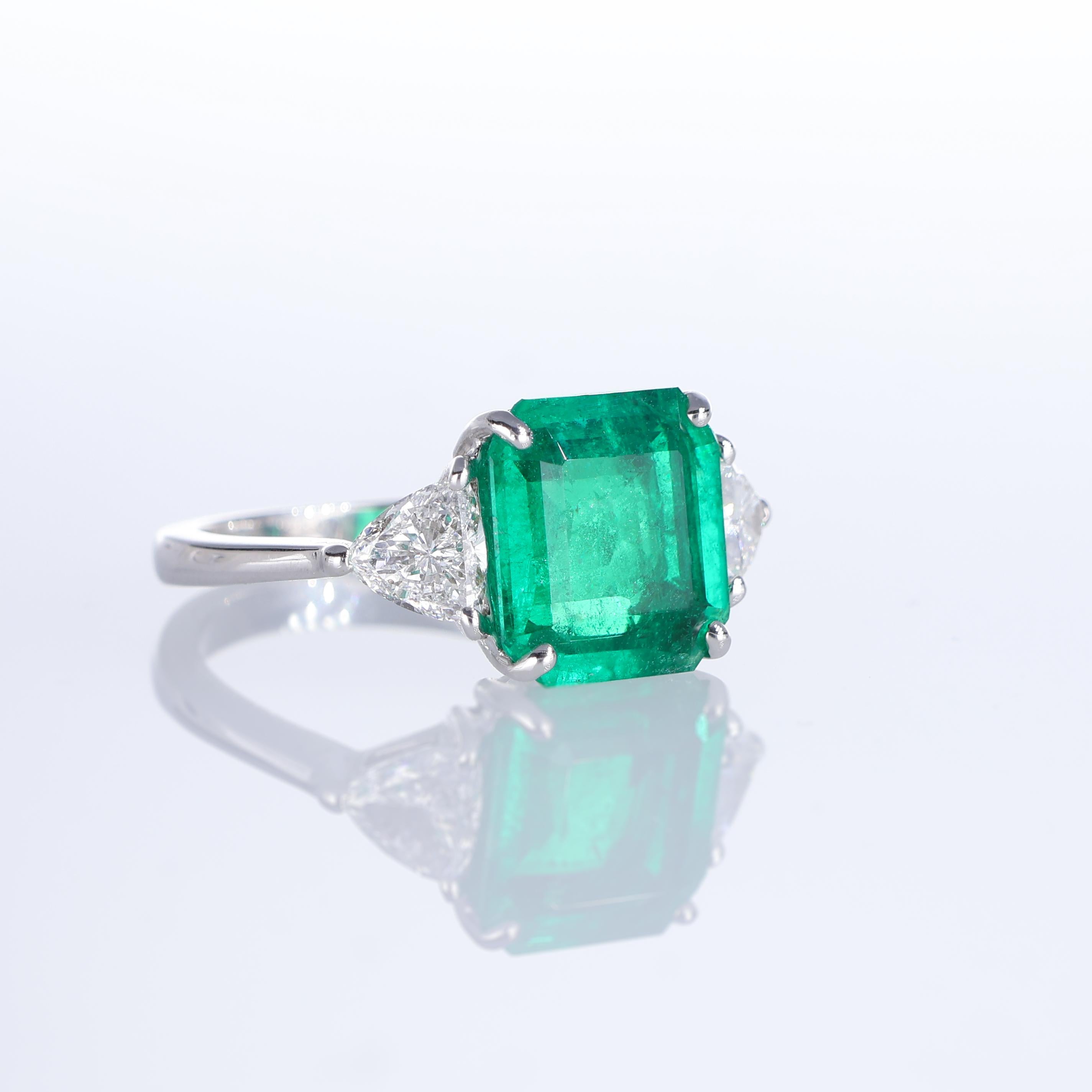 Brilliant Cut 18K White Gold Ring with Colombian Emerald and Triangular Diamonds For Sale