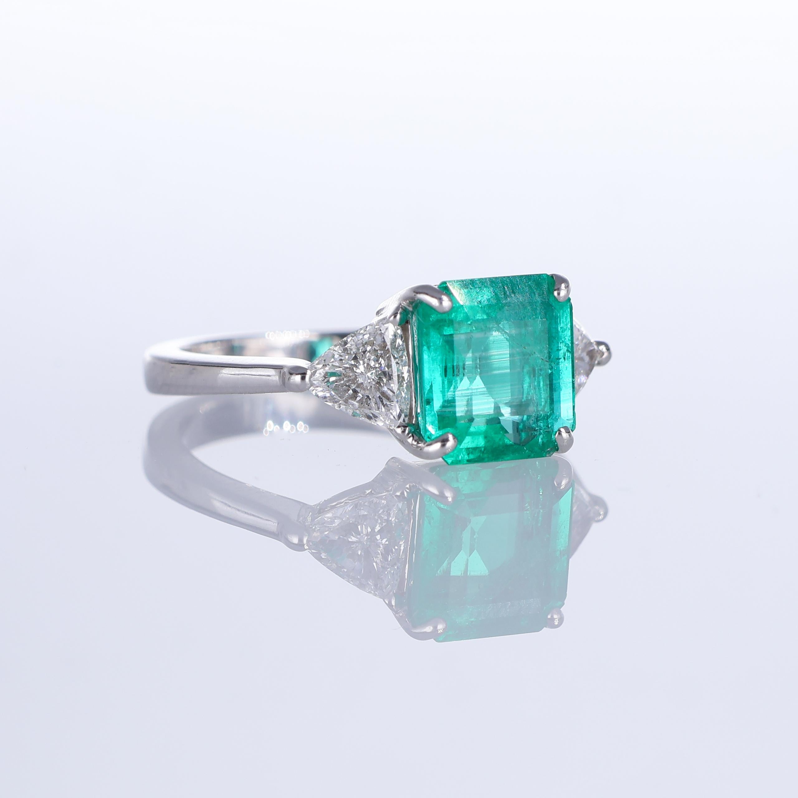 Taille carrée Bague en or blanc 18 carats avec émeraude de Colombie et diamants triangulaires en vente