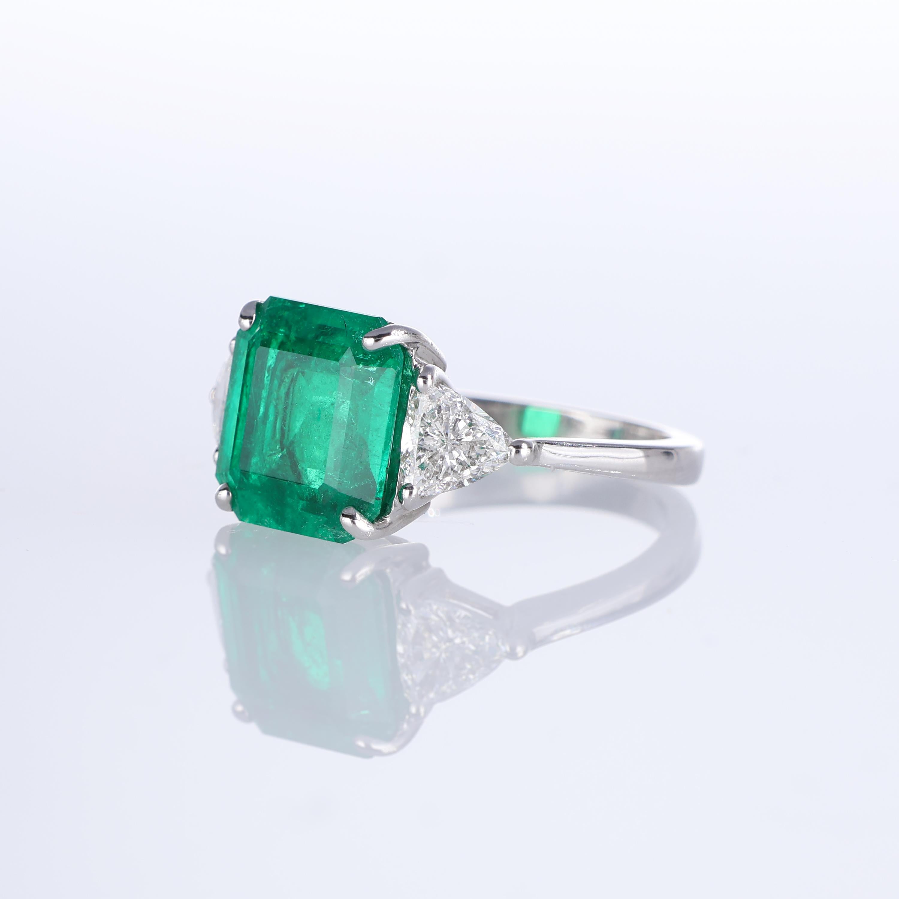 18K White Gold Ring with Colombian Emerald and Triangular Diamonds In New Condition For Sale In Bergamo, BG