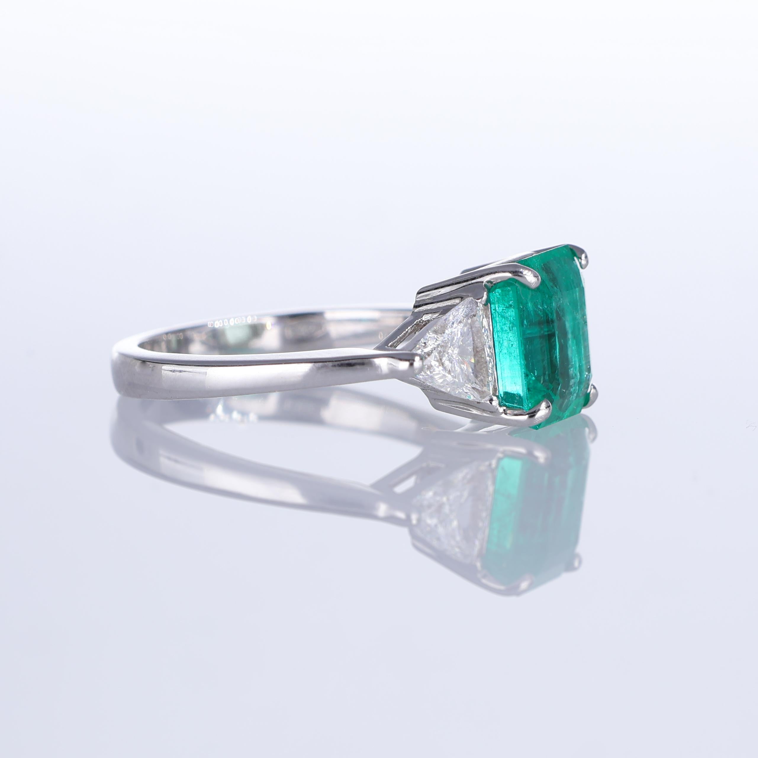 Bague en or blanc 18 carats avec émeraude de Colombie et diamants triangulaires Neuf - En vente à Bergamo, BG